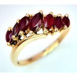 A 14K YELLOW GOLD GARNET SET RING. 2.6G. SIZE K.