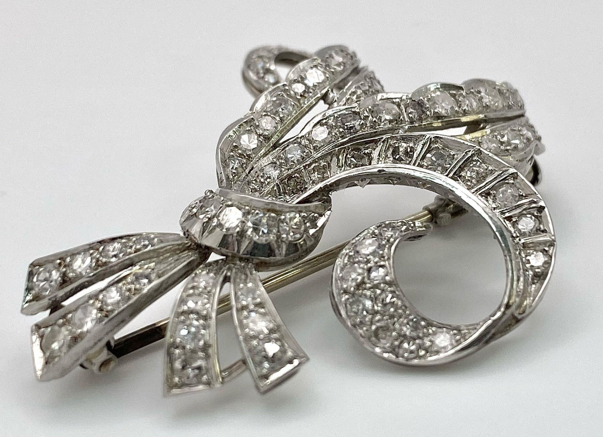 A Vintage Style Platinum and Diamond Elaborate Bow Brooch. 2.2ctw of encrusted diamonds. 10.7g total - Bild 3 aus 7