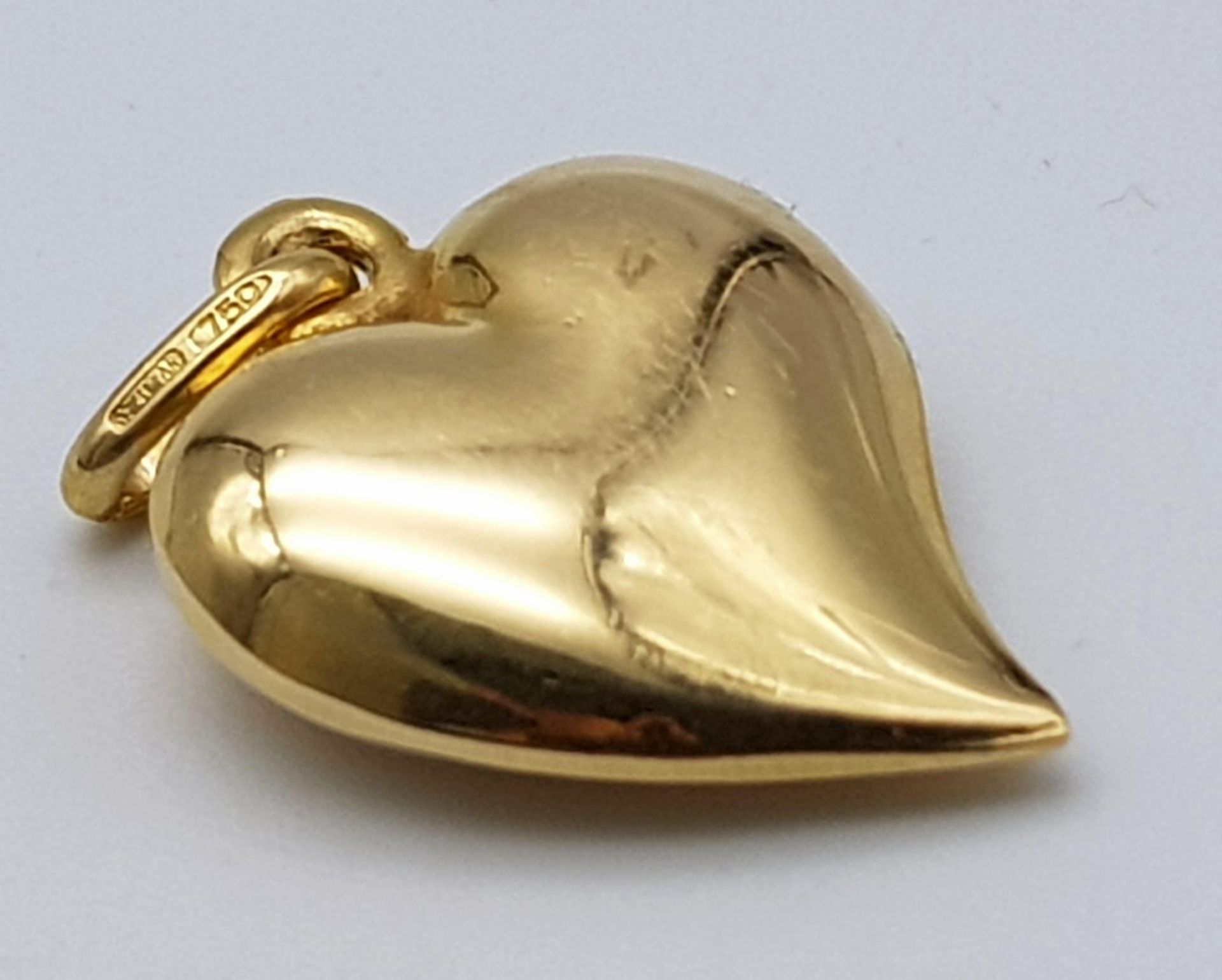 An 18K Yellow Gold Heart Pendant/Charm. 2.5cm. 2.75g weight. - Bild 2 aus 4