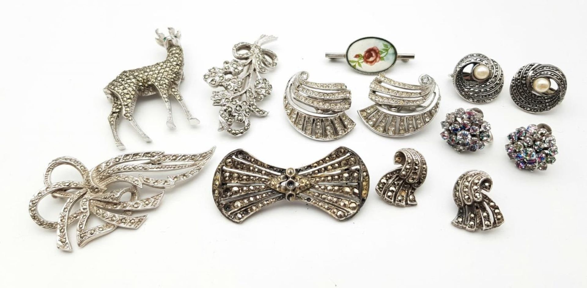 An Art Deco Style White Metal Jewellery Lot. Comprising of four pairs of earrings, and five - Image 3 of 14