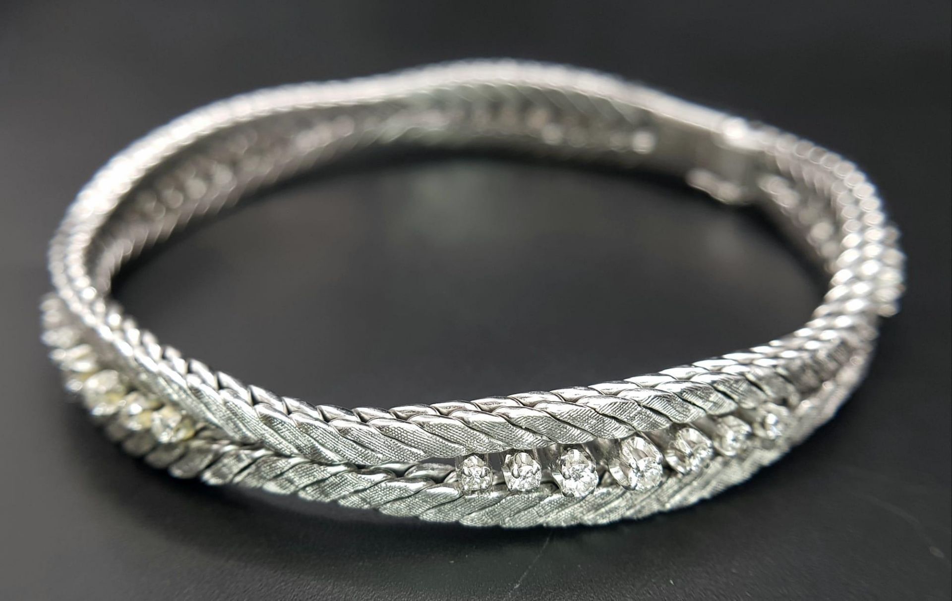 A Head-Turning 18K White Gold and Diamond Bracelet. Five waves of double-ended graduating - Bild 2 aus 13