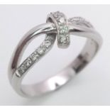A FANCY 18K WHITE GOLD DIAMOND KNOTTED RING, APPROX 0.15CT DIAMONDS, WEIGHT 3.8G SIZE N