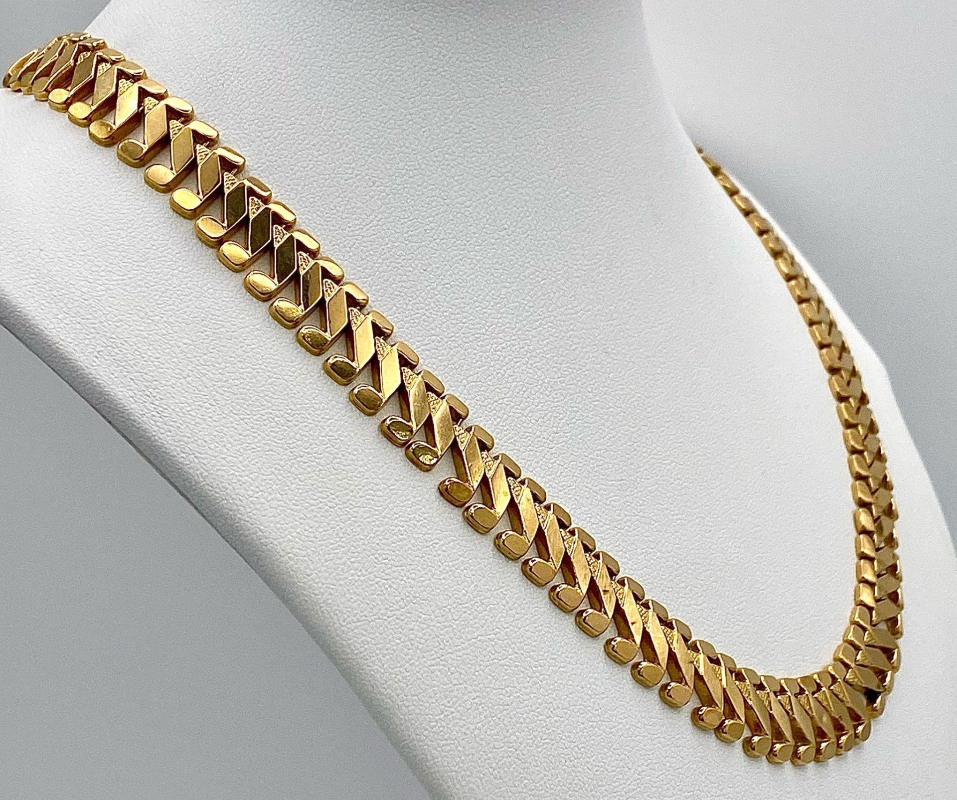 A Wonderful 18K Yellow Gold Reptilian Link Necklace with a Snakes Head Clasp! 42cm length. 37.71g - Image 4 of 8