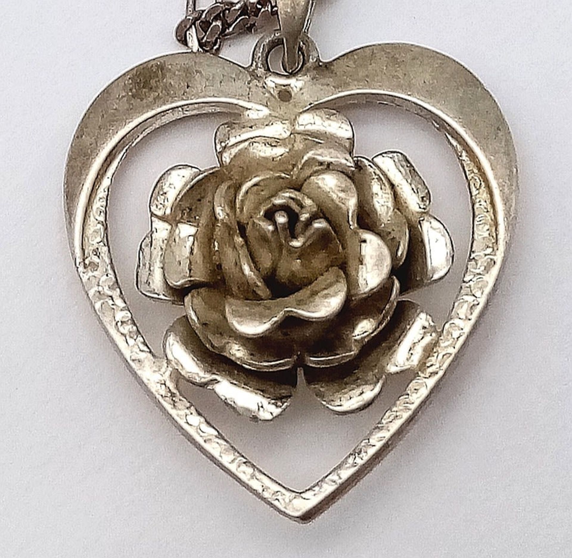 A vintage sterling silver floral heart pendant on 925 silver figaro chain. Total weight 6.5G. - Bild 2 aus 6