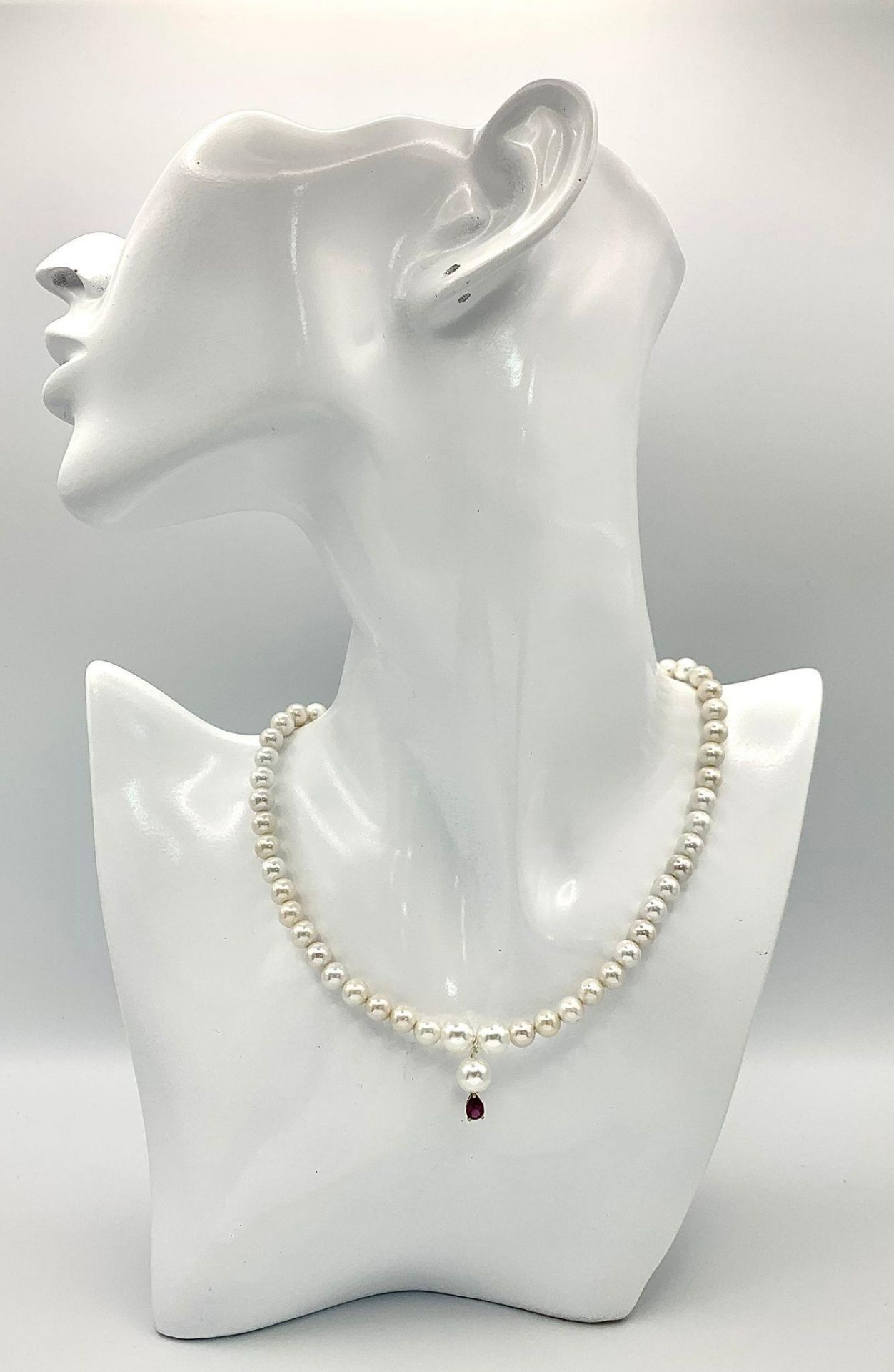 A faux pearl necklace with a 14 K yellow gold clasp and a small amethyst pendant. Length: 43 cm, - Image 2 of 7