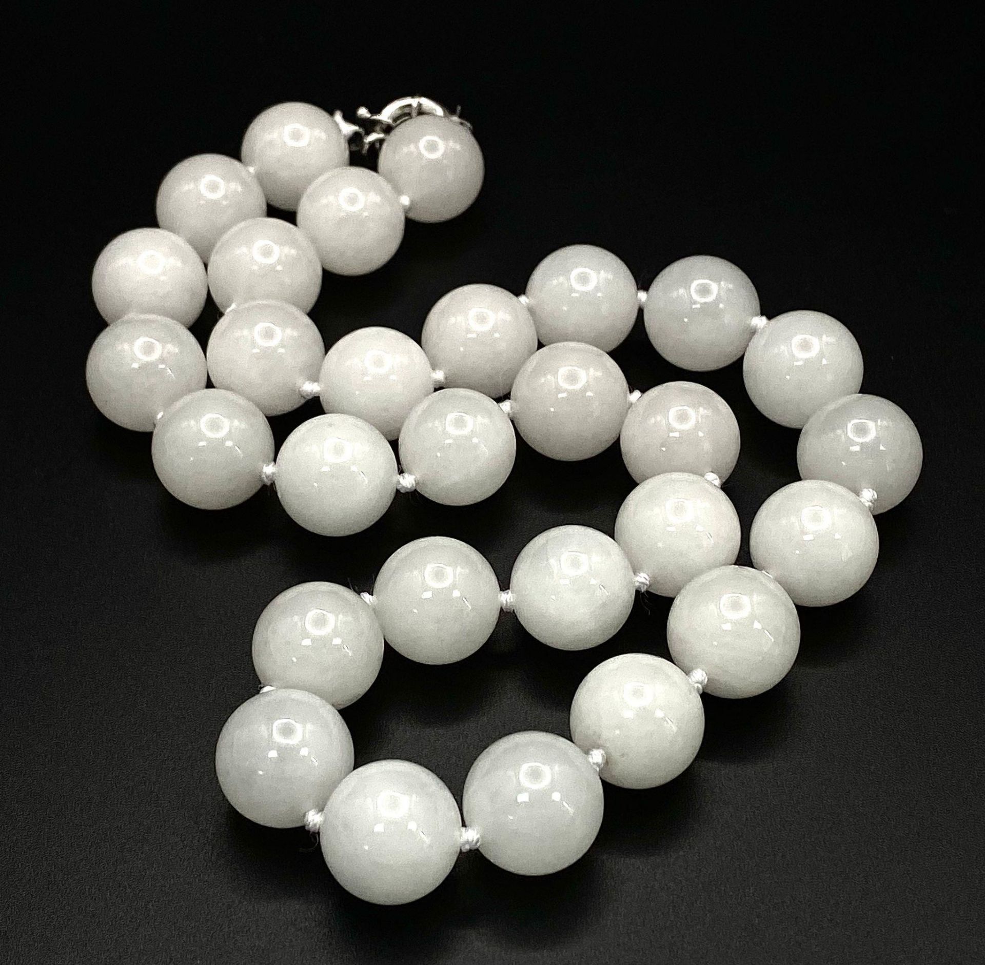 A Bright White Jade Bead Necklace. Good sized beads - 14mm. 42cm necklace length. Lifesaver clasp. - Bild 2 aus 3