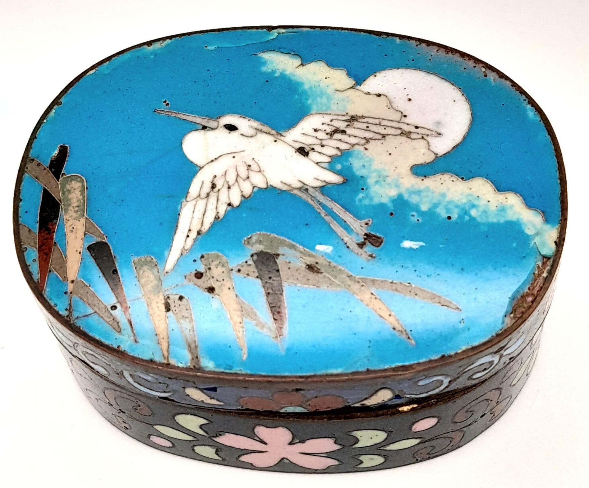 An Elegant Antique Chinese Cloisonne Pill Pot. Wonderful decoration depicting a crane in flight. 3cm - Image 2 of 5