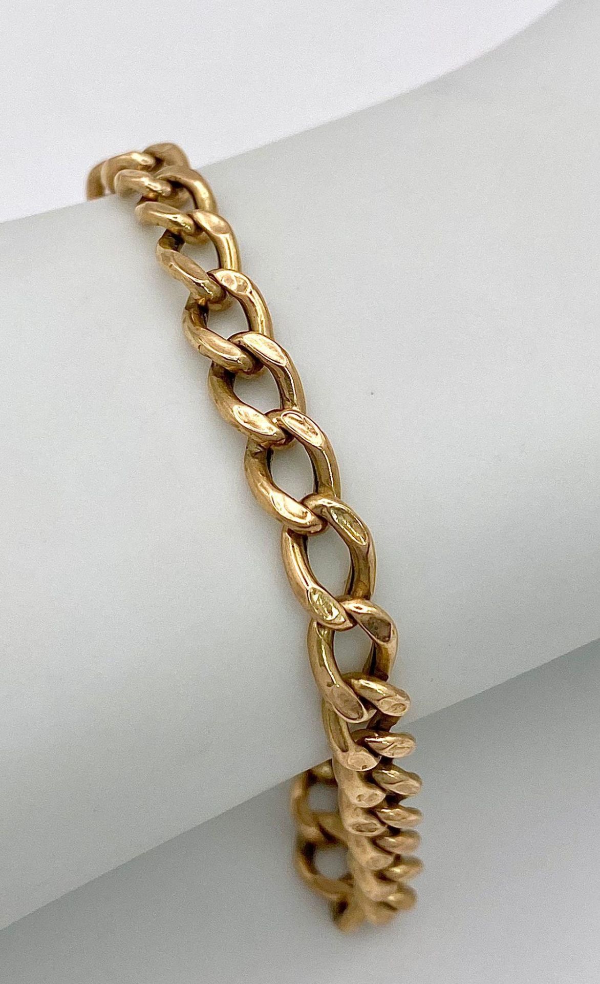 An 18K Yellow Gold Flat Curb Link Bracelet. 19cm. 4.25g weight. - Bild 3 aus 6