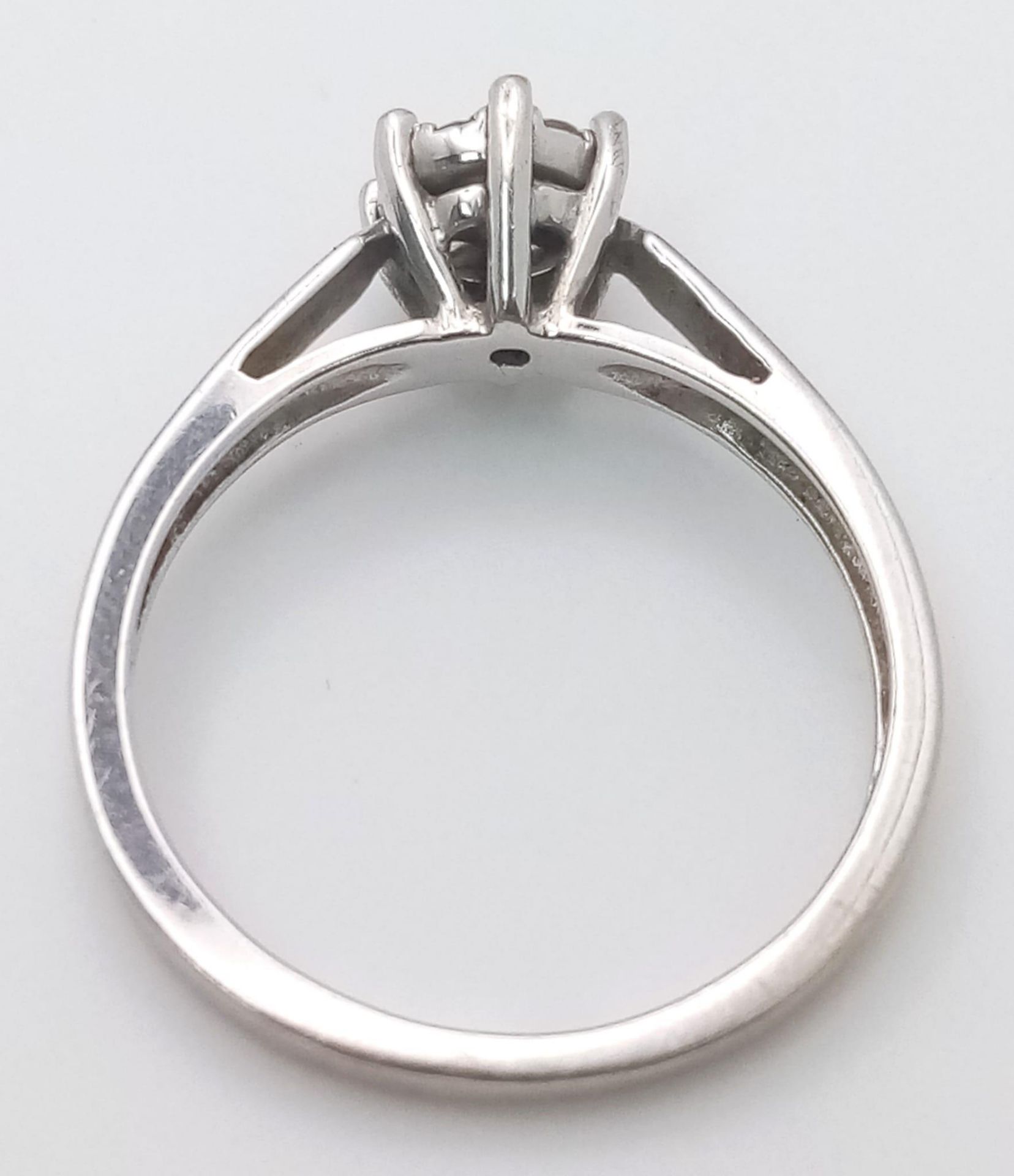 AN 18K White Gold Diamond Ring. Size N, 2.8g total weight. Ref: SC 7077 - Bild 3 aus 4