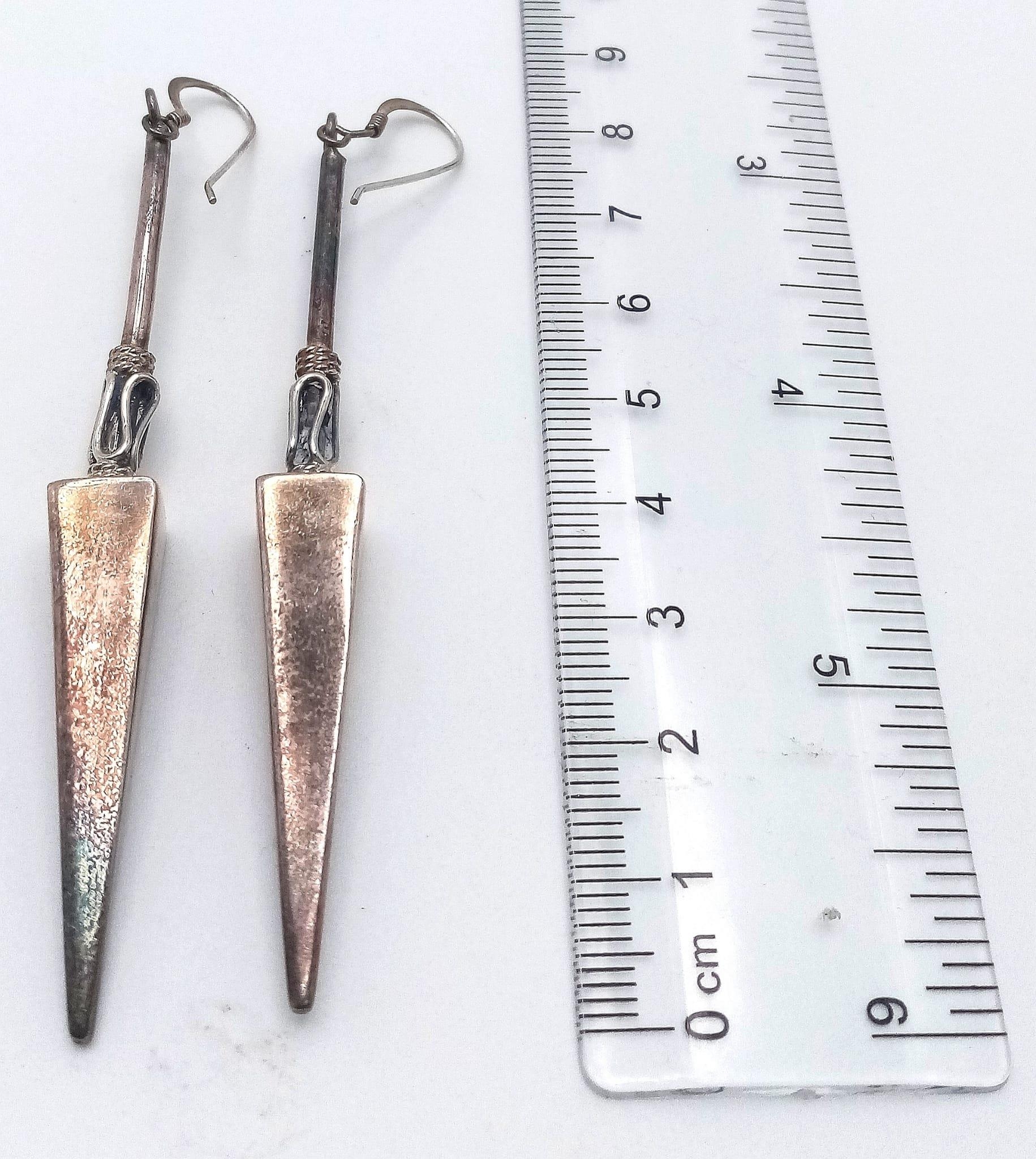 A pair of vintage 925 silver arrow head drop earrings. Total weight 10.3G. Drop: 8.5cm. - Image 4 of 7