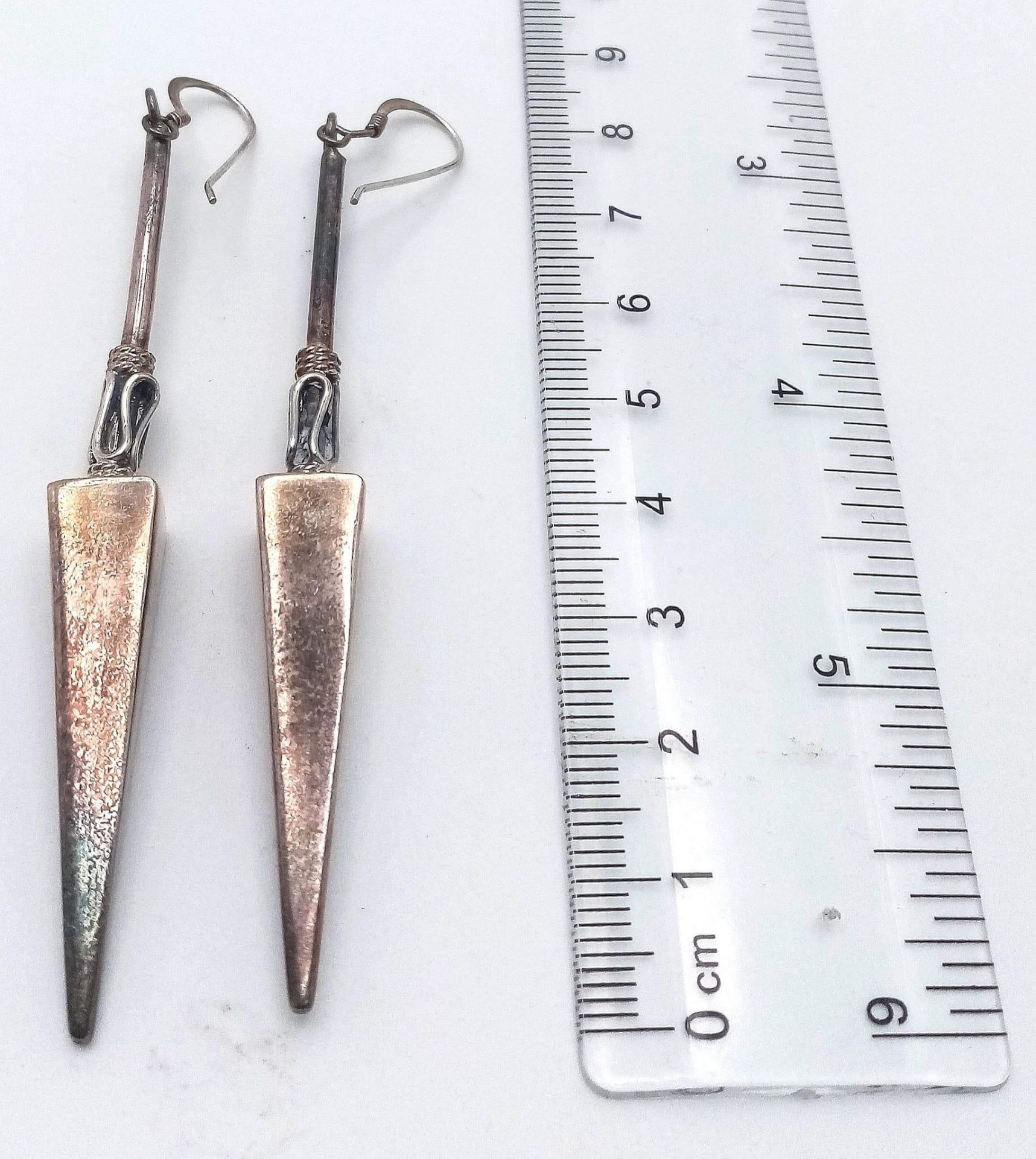 A pair of vintage 925 silver arrow head drop earrings. Total weight 10.3G. Drop: 8.5cm. - Image 4 of 7