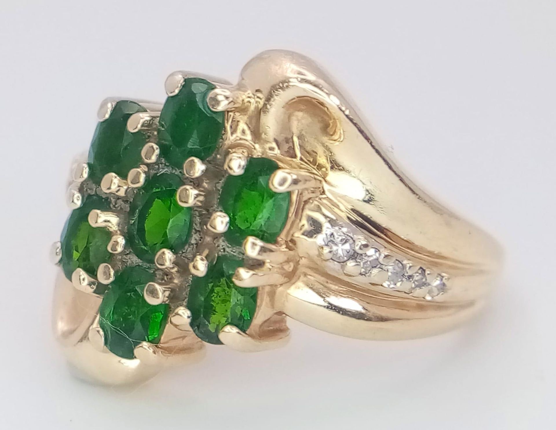 A 14K Yellow Gold, Diamond and Green Stone Ring. Size M, 6.5g total weight. Ref: SC 7073 - Image 4 of 11