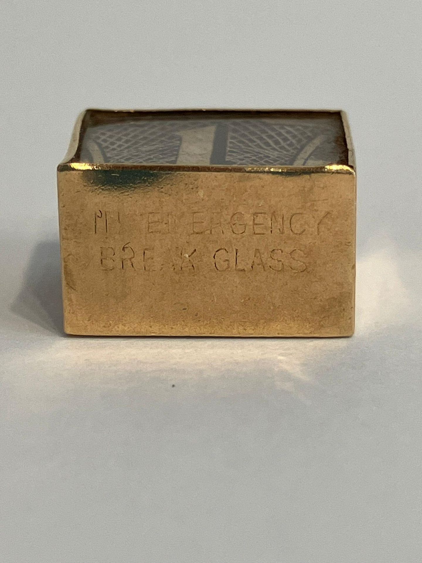 Vintage 9 carat GOLD CHARM with folded BLUE £1 NOTE inside a windowed 9 carat GOLD Case. Full UK - Bild 3 aus 9