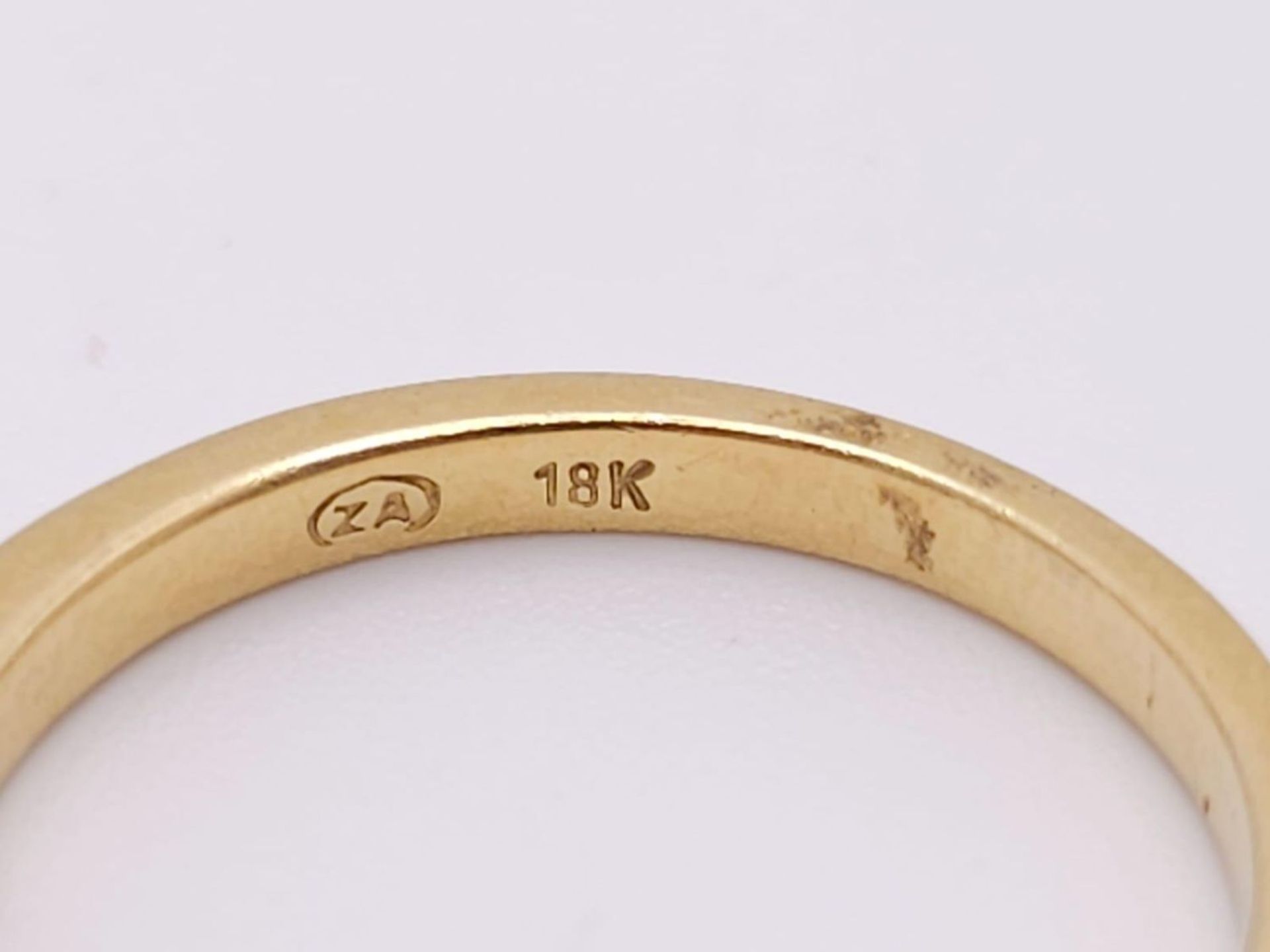 An 18 K yellow gold ring with a band of round cut diamonds, size: N, weight: 2.4 g. - Bild 10 aus 10