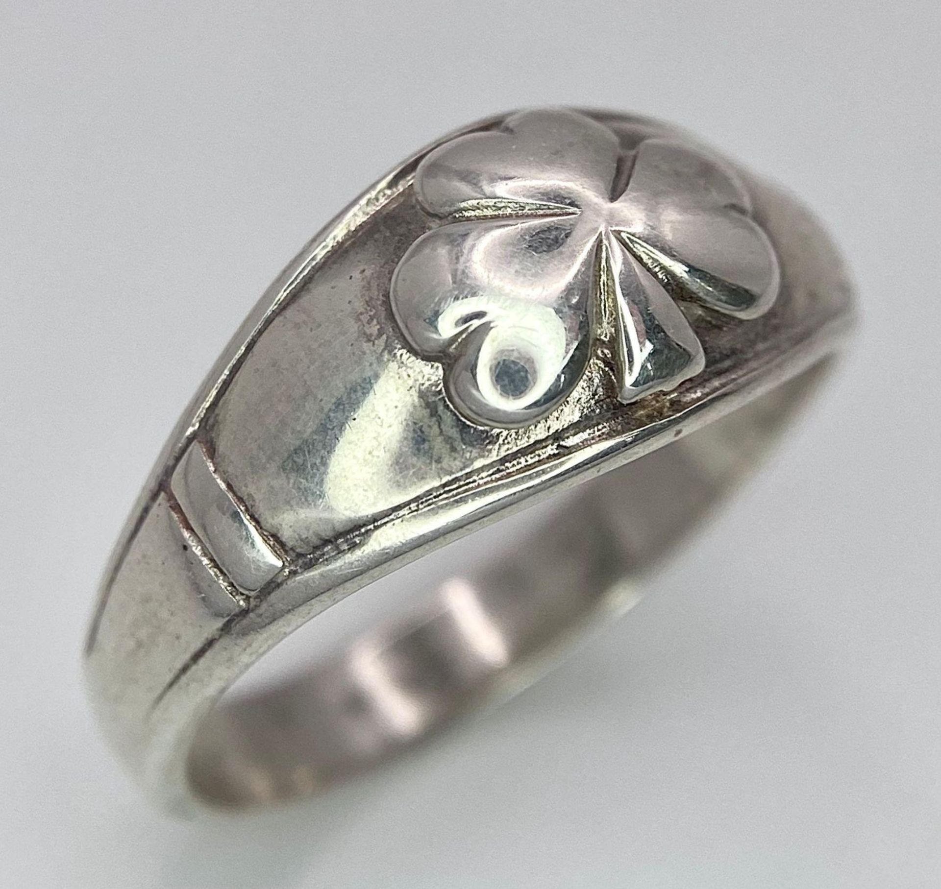 A STERLING SILVER 3 LEAF CLOVER IRISH LUCK RING, WEIGHT 4.7G SIZE U - Bild 7 aus 10