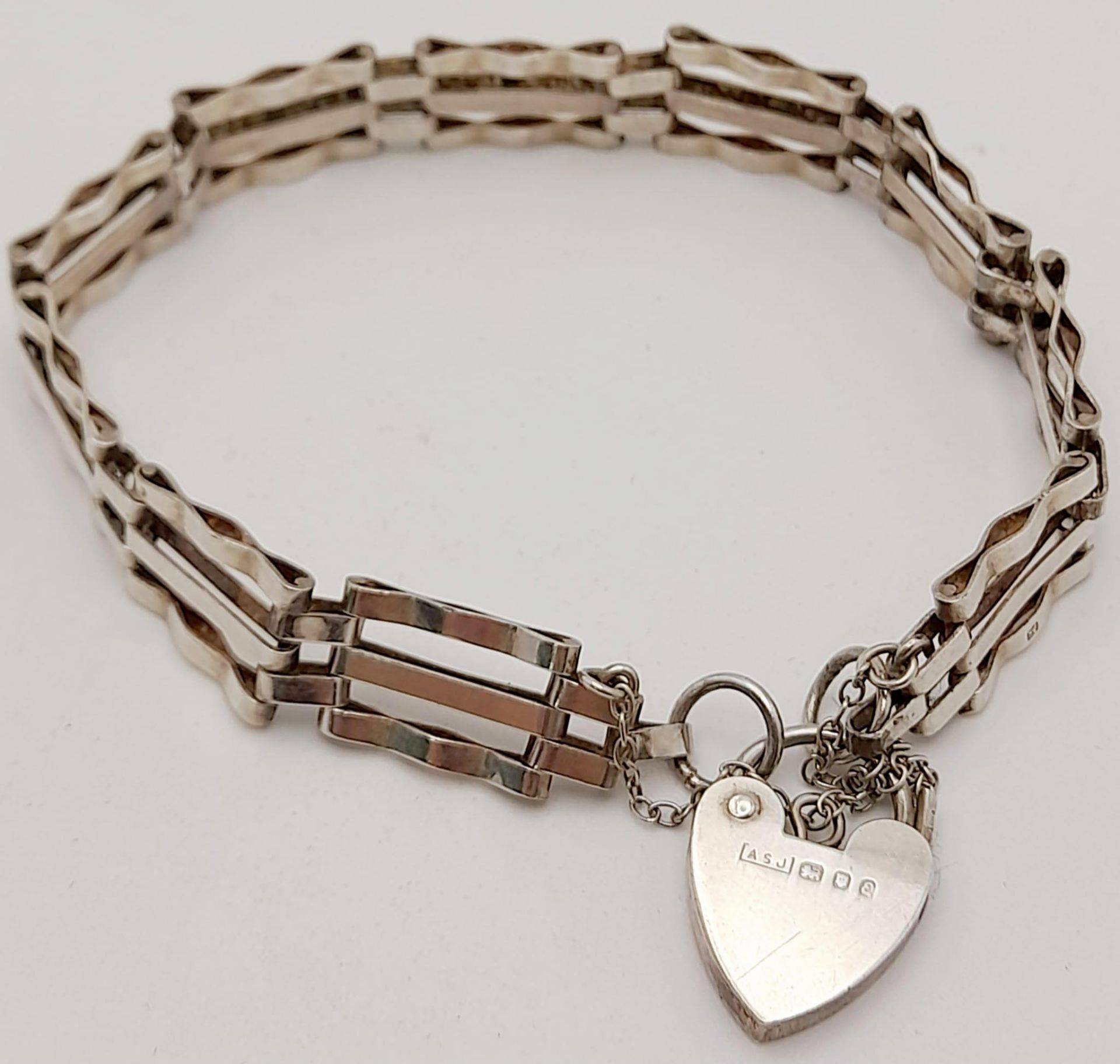 A vintage sterling silver bar gate link bracelet with heart padlock. Full hallmarks London, 1979. - Bild 2 aus 5