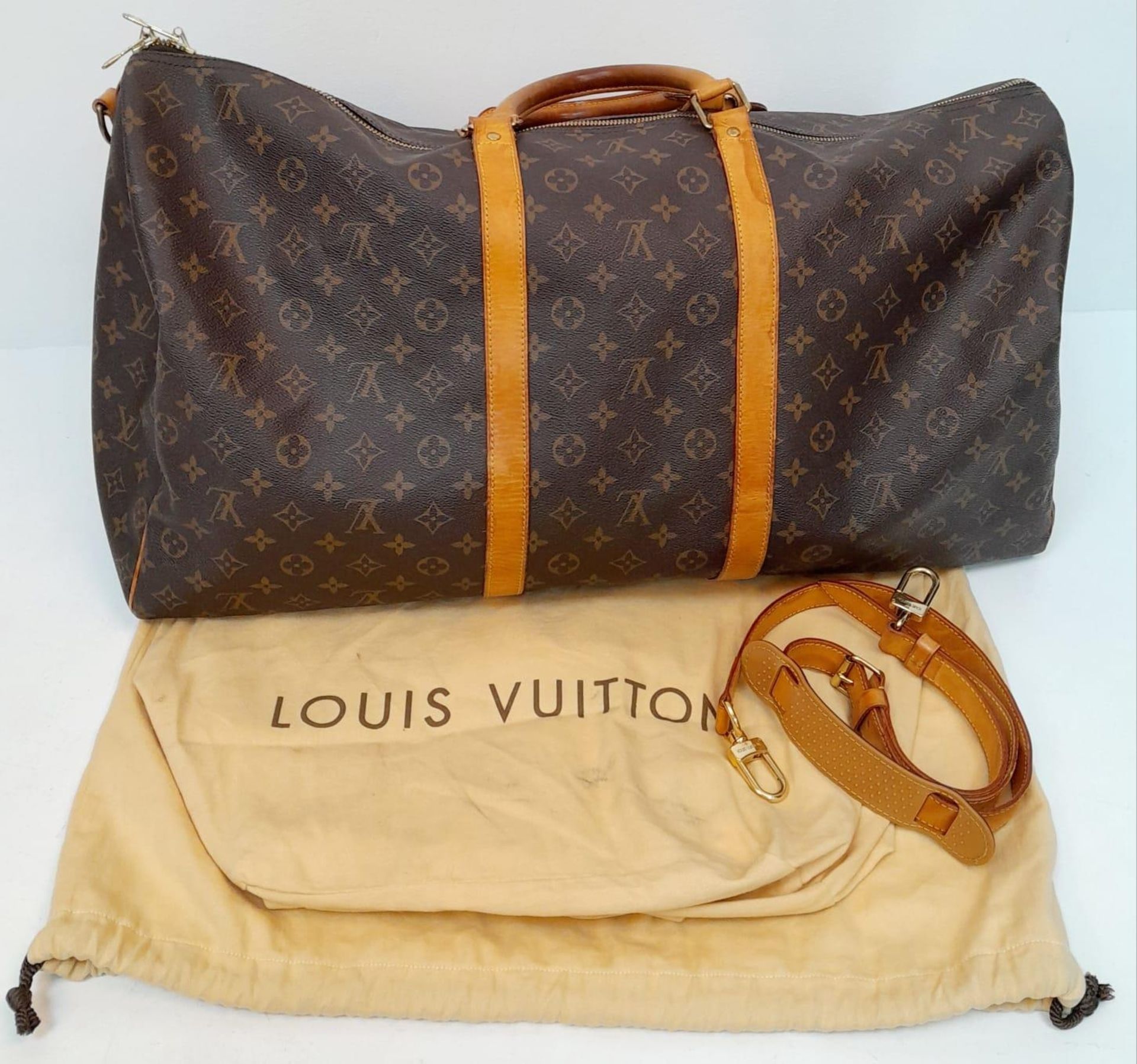 A Large Louis Vuitton Keepall Travel Bag. Monogram LV canvas exterior with cowhide leather handles - Bild 6 aus 8