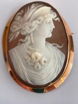 Large Antique 9 carat GOLD CAMEO BROOCH. Complete with Gold safety chain. Having a ‘coffee and