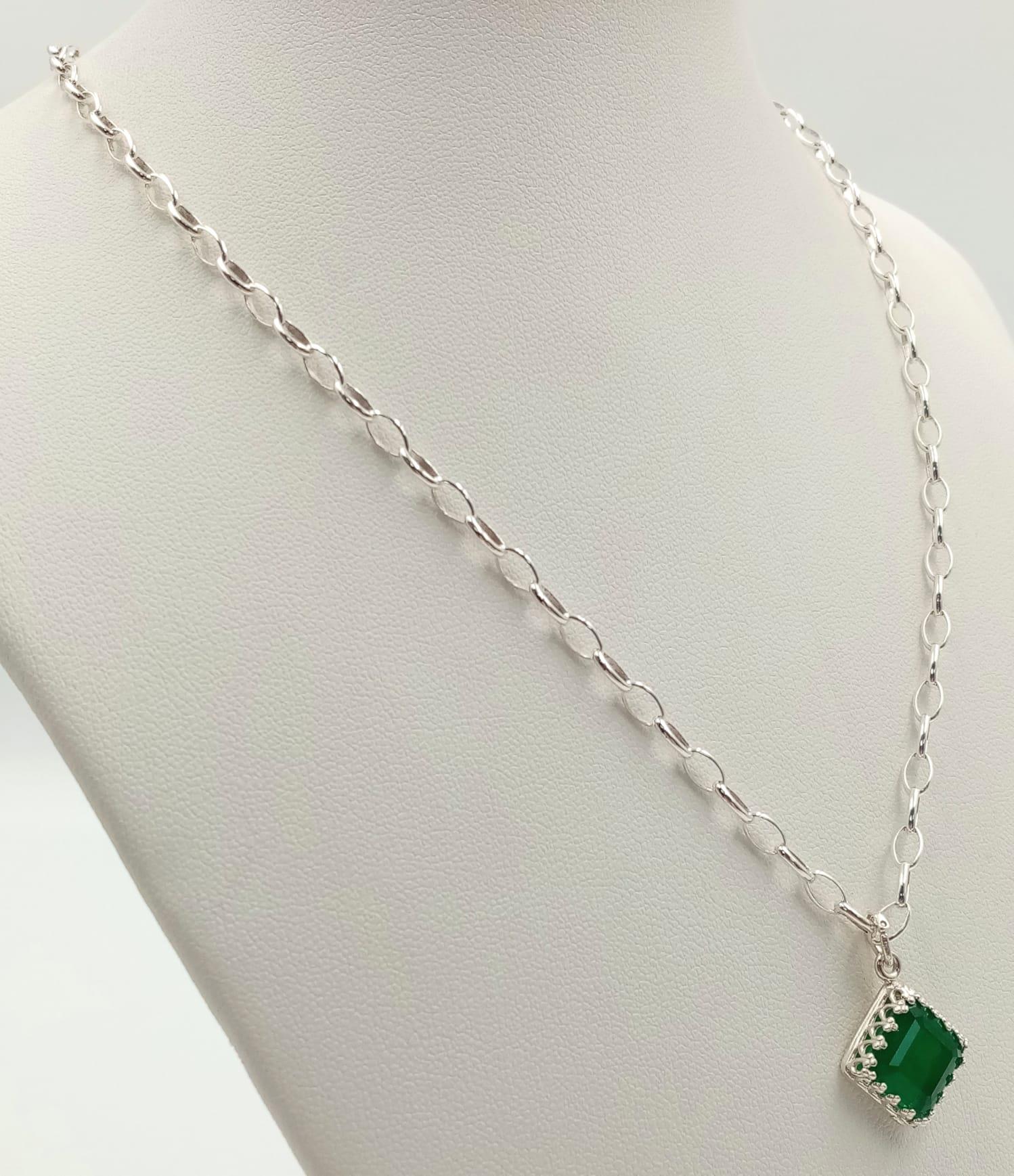 A sterling silver chain necklace with a synthetic emerald pendant, chain length: 42 cm, total - Image 4 of 7