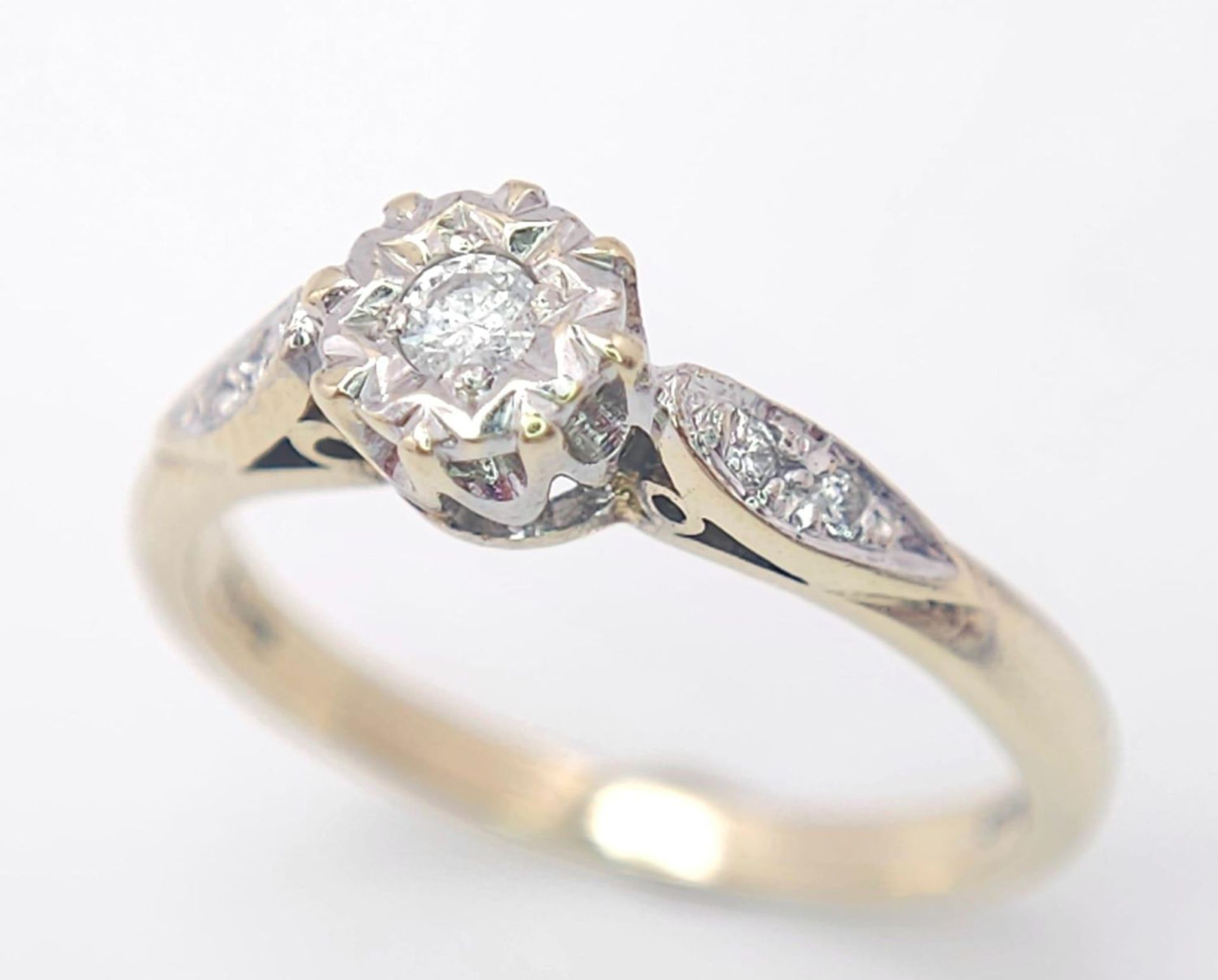 9K YELLOW GOLD SOLITAIRE DIAMOND RING, WITH FURTHER DECORATING DIAMONDS ON SHOULDERS, WEIGHT 2.2G - Bild 5 aus 14