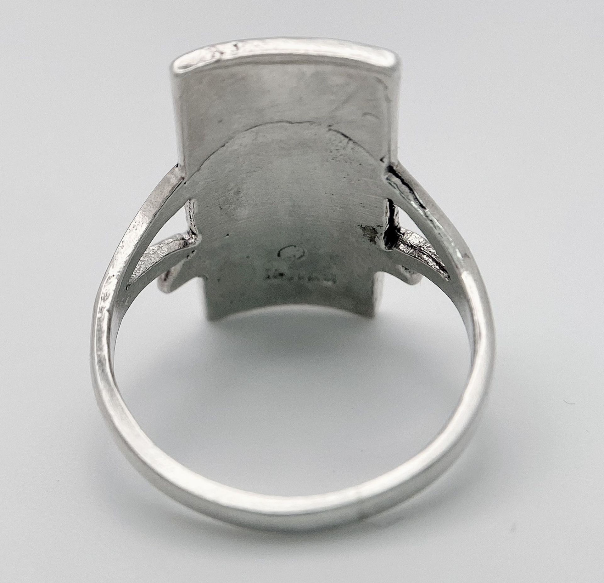 A Vintage Silver Totem Pole Detailed Native American/ Ethnic Totem Pole Ring Size N. The Crown - Image 7 of 9