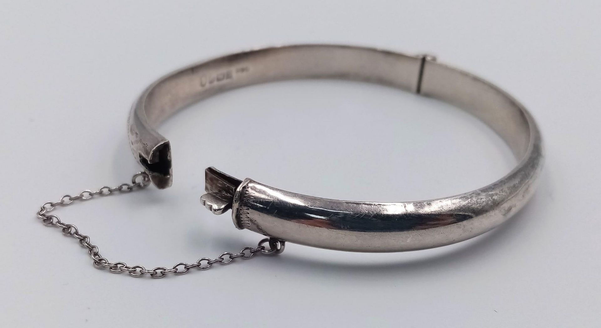 A vintage sterling silver click-on bangle with fabulous engravings. Full Birmingham hallmarks, 1977. - Bild 4 aus 5