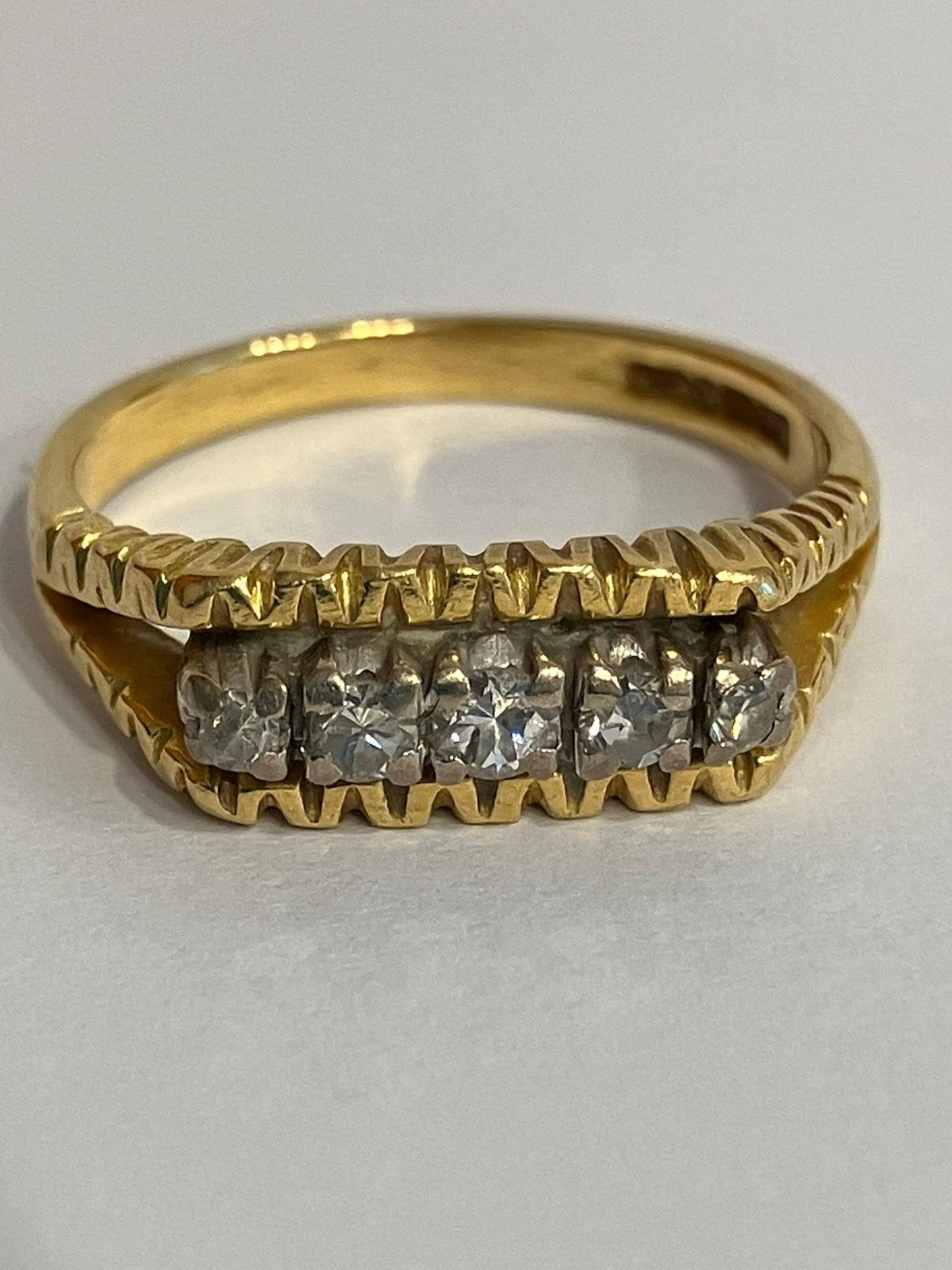 Stunning 18 carat Yellow Gold Ring, Having 5 x Sparkling Diamonds set to top. Full UK hallmark.