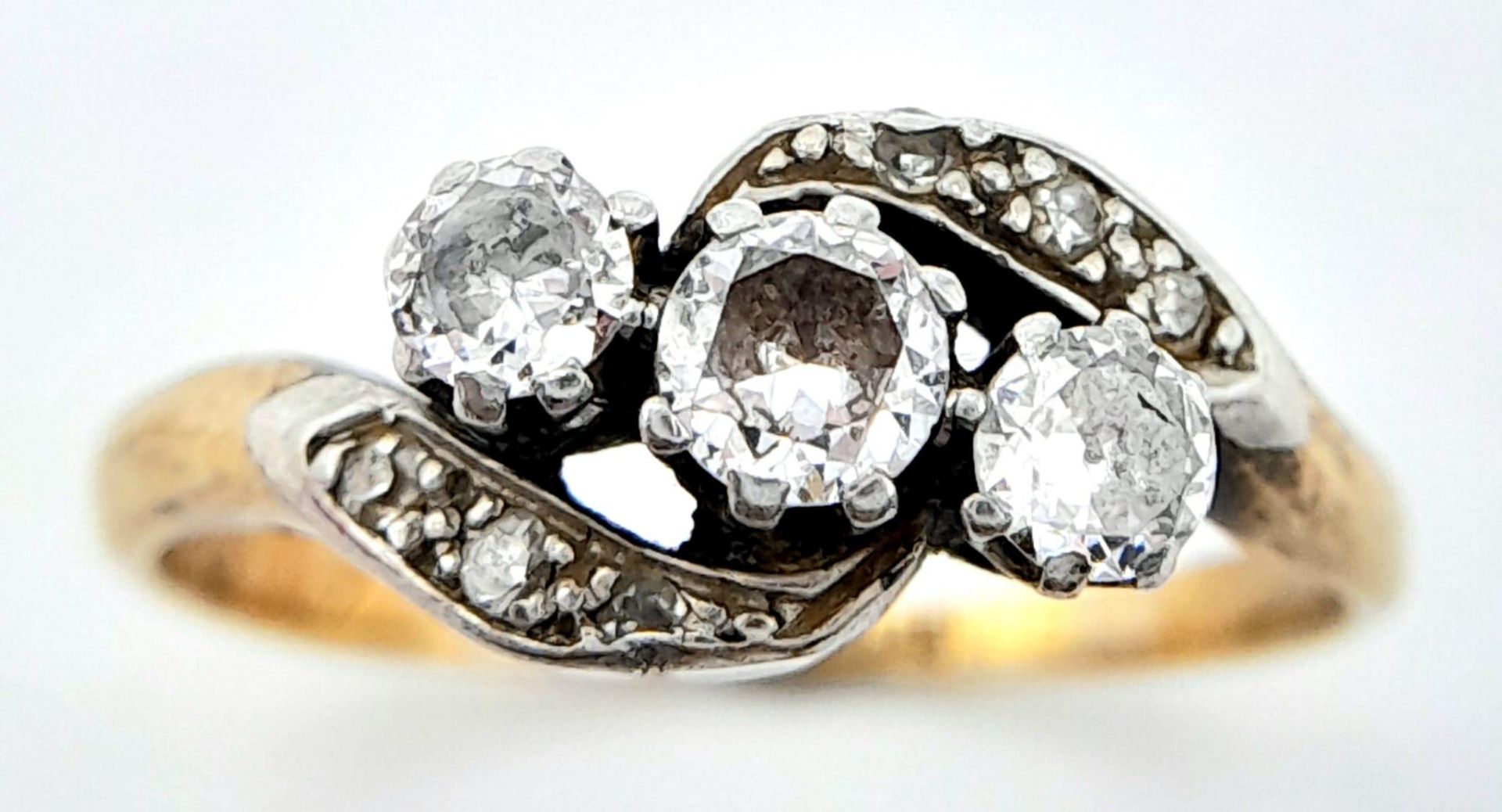 AN ANTIQUE 18K GOLD CROSSOVER STYLE RING WITH A TRILOGY OF DIAMONDS SET IN PLATINUM . 3.6gms size - Image 3 of 7