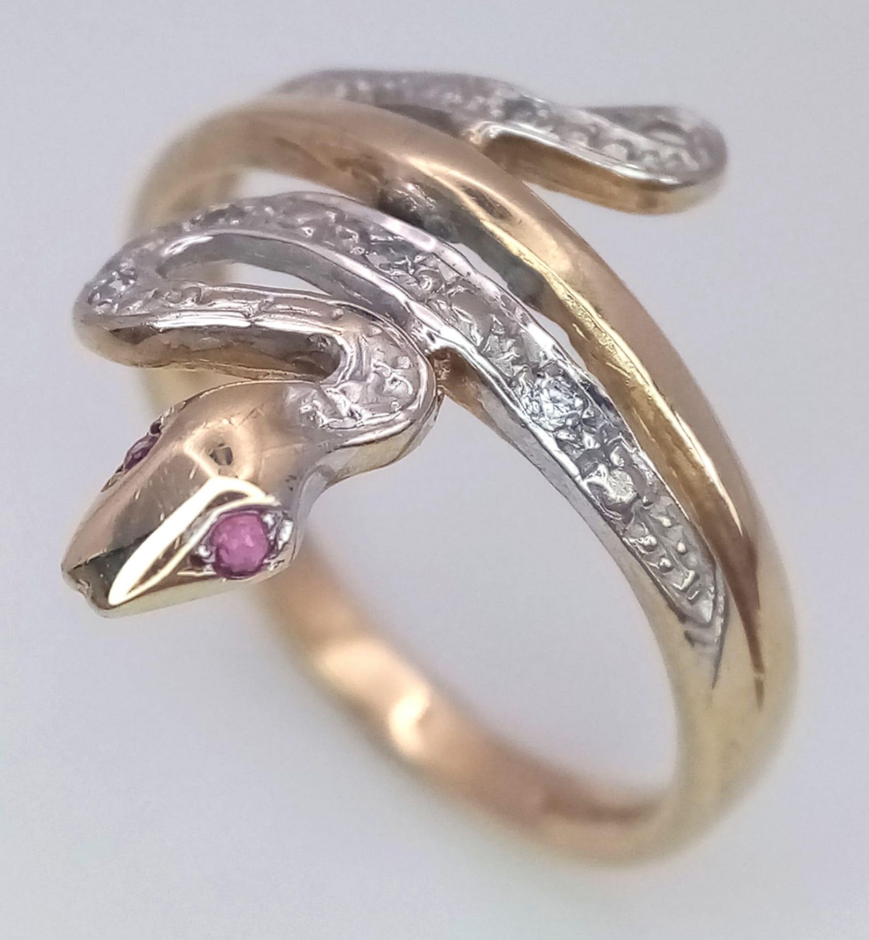 A 9K YELLOW GOLD WHITE STONE SET SNAKE RING. 3G. SIZE S. - Image 2 of 5