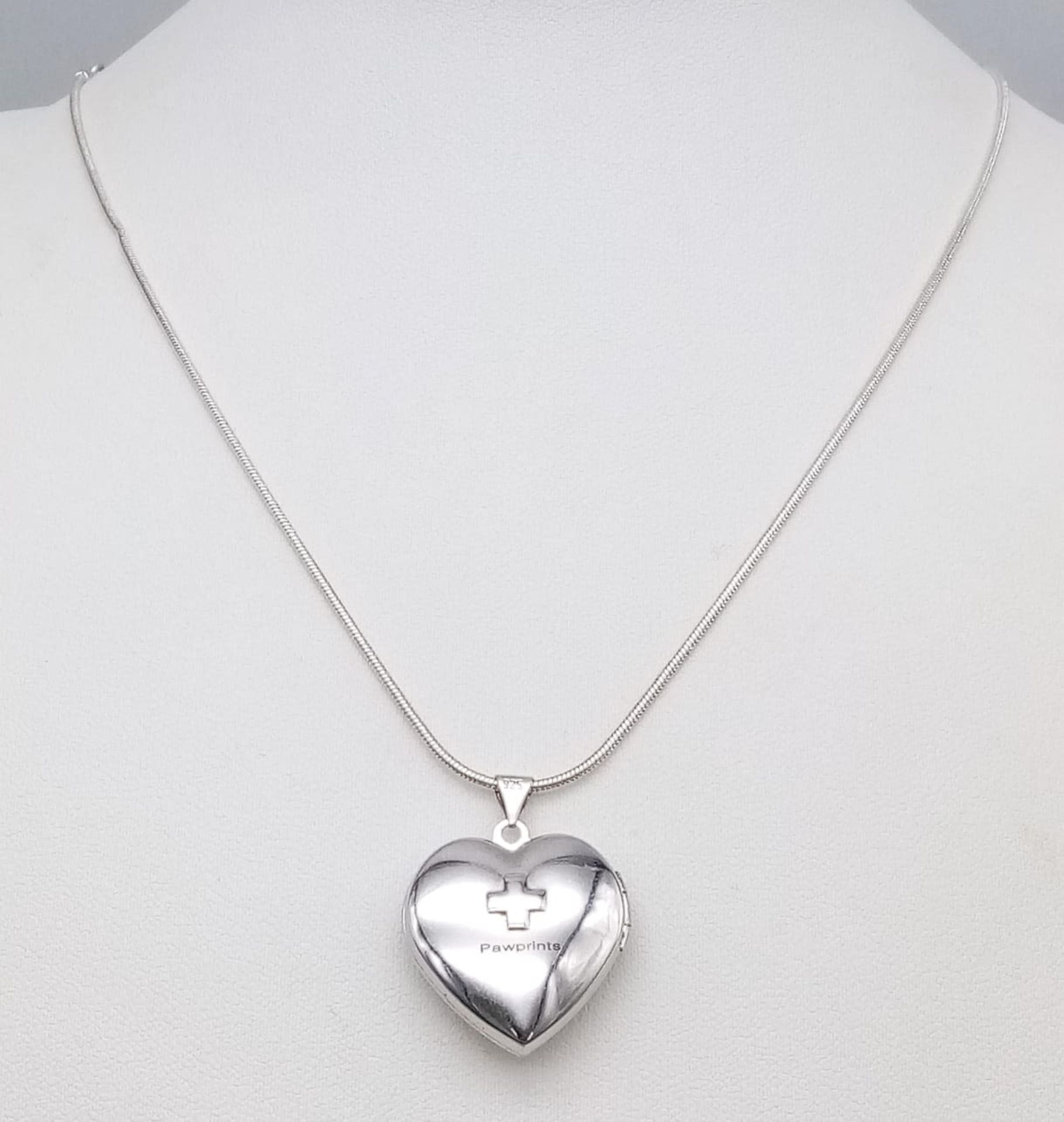 A fancy 925 silver Pawprints heart locket pendant on silver chain. Total weight 6.7G. Total length - Image 3 of 6