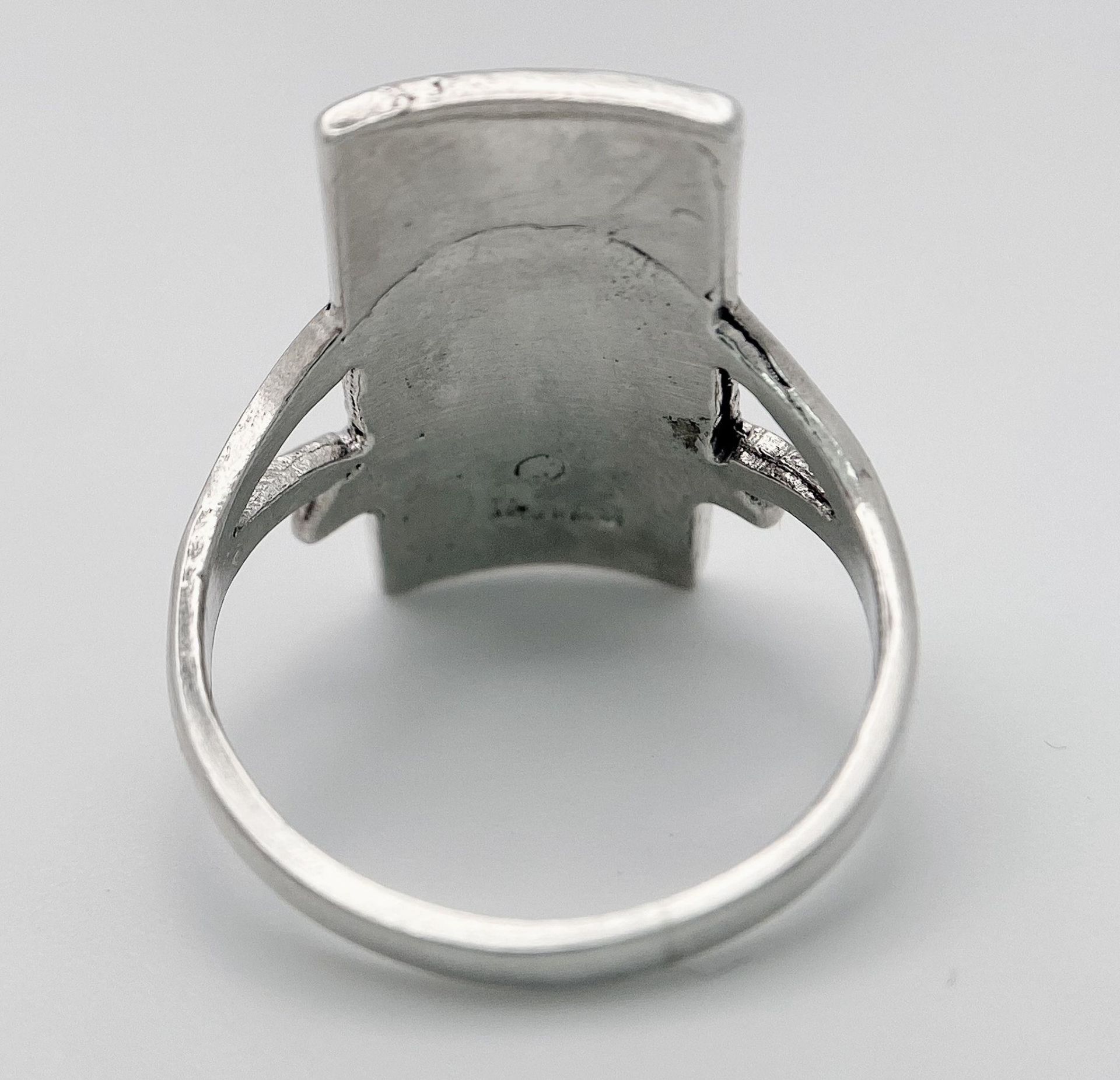 A Vintage Silver Totem Pole Detailed Native American/ Ethnic Totem Pole Ring Size N. The Crown - Image 6 of 9