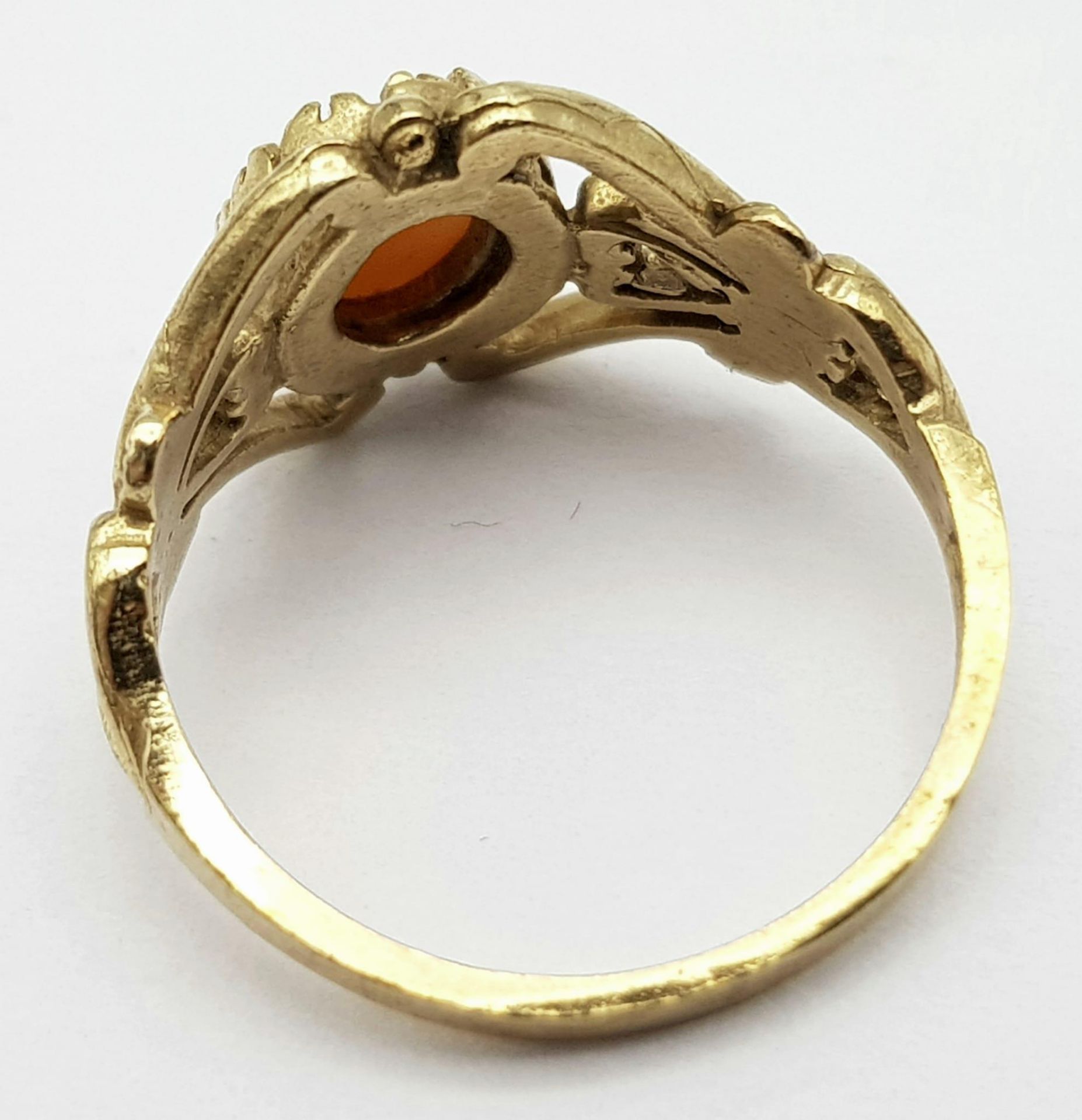 A 9K YELLOW GOLD CAMEO SET RING. 2.8G. SIZE L. - Bild 4 aus 5