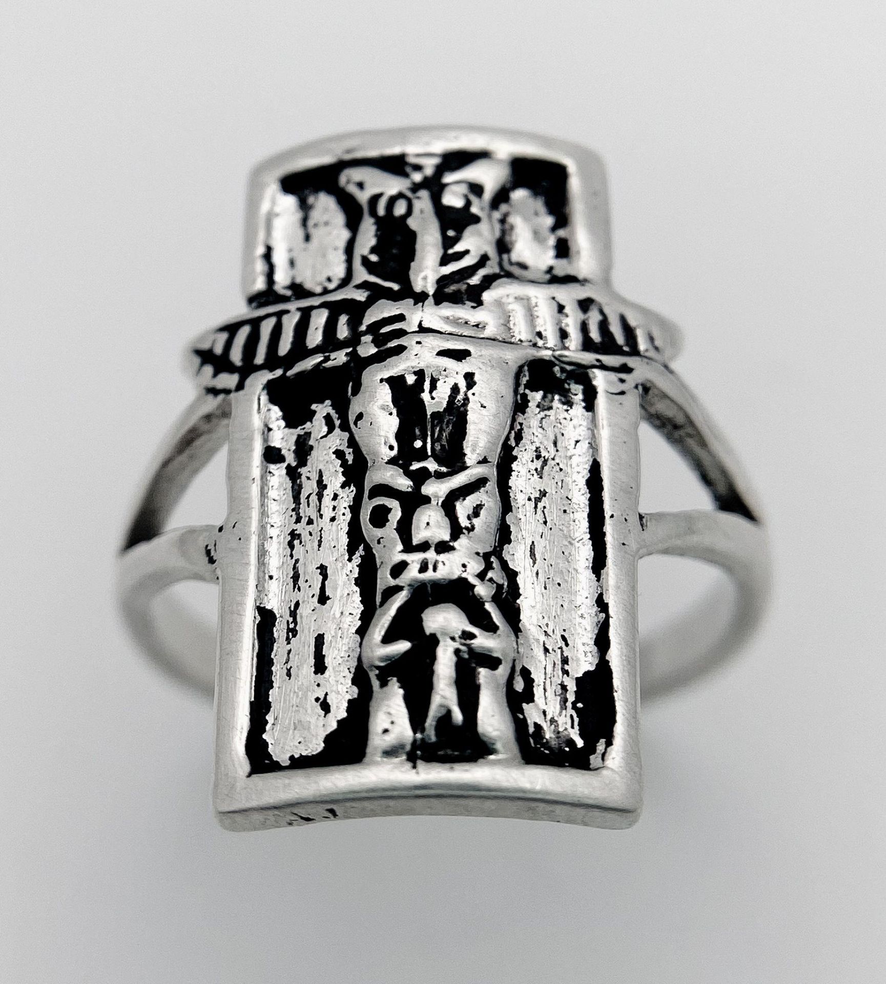 A Vintage Silver Totem Pole Detailed Native American/ Ethnic Totem Pole Ring Size N. The Crown - Image 2 of 9