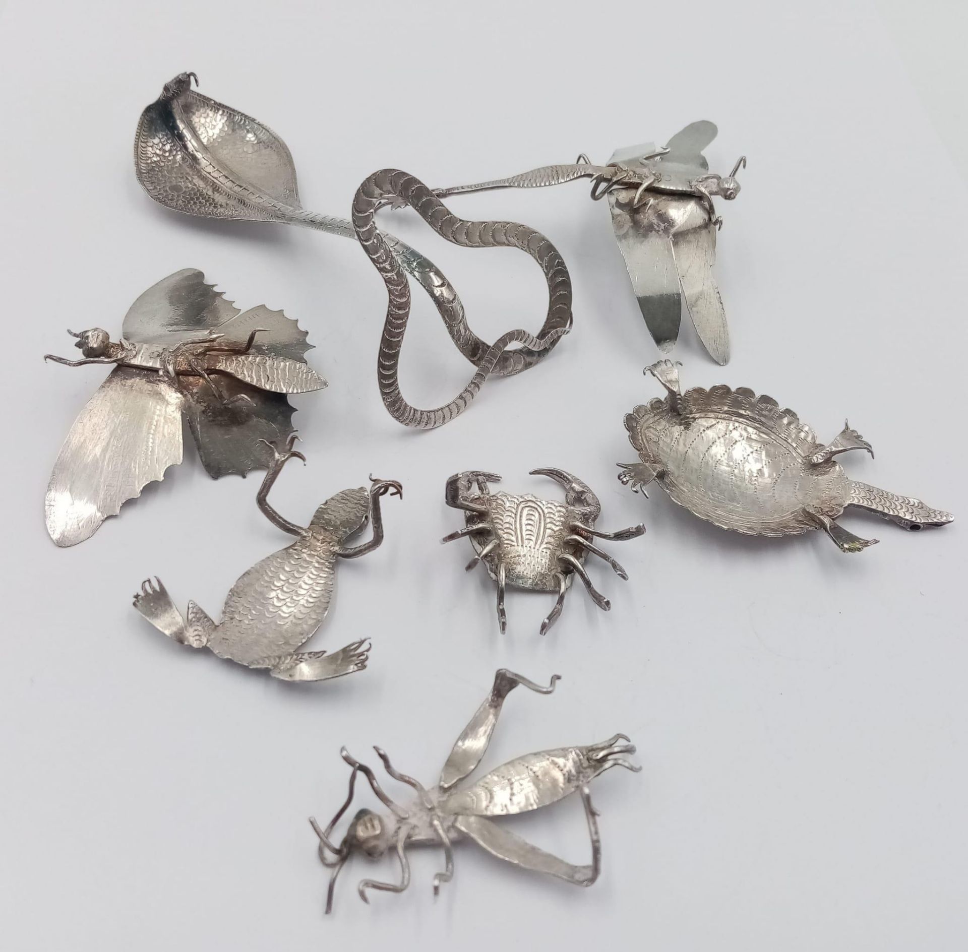 An interesting collection of hand crafted white metal animals and insects such as crab, snake, - Bild 2 aus 3