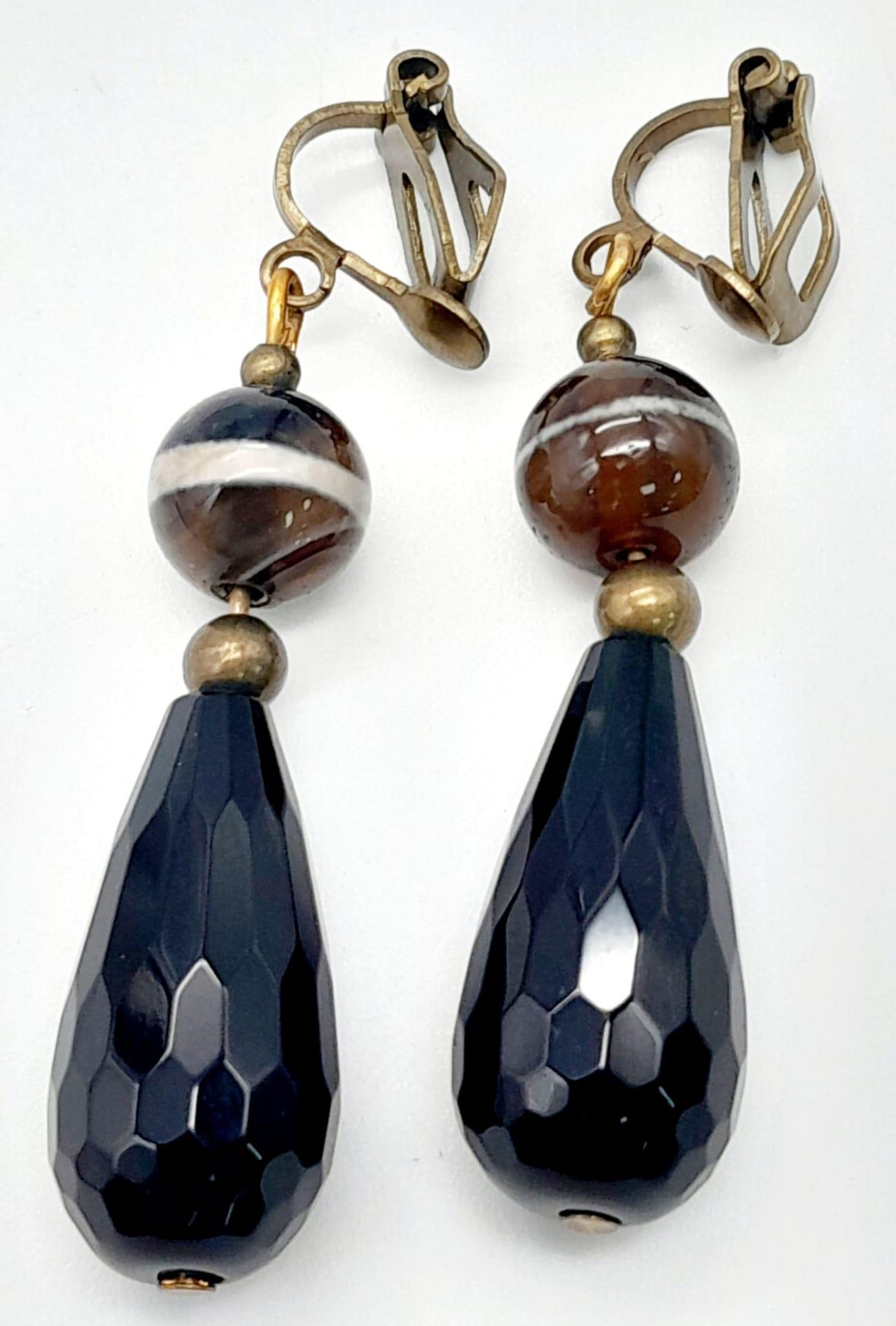 A Pair of Banded Agate and Jet Drop Earrings. 4cm drop. - Image 3 of 5
