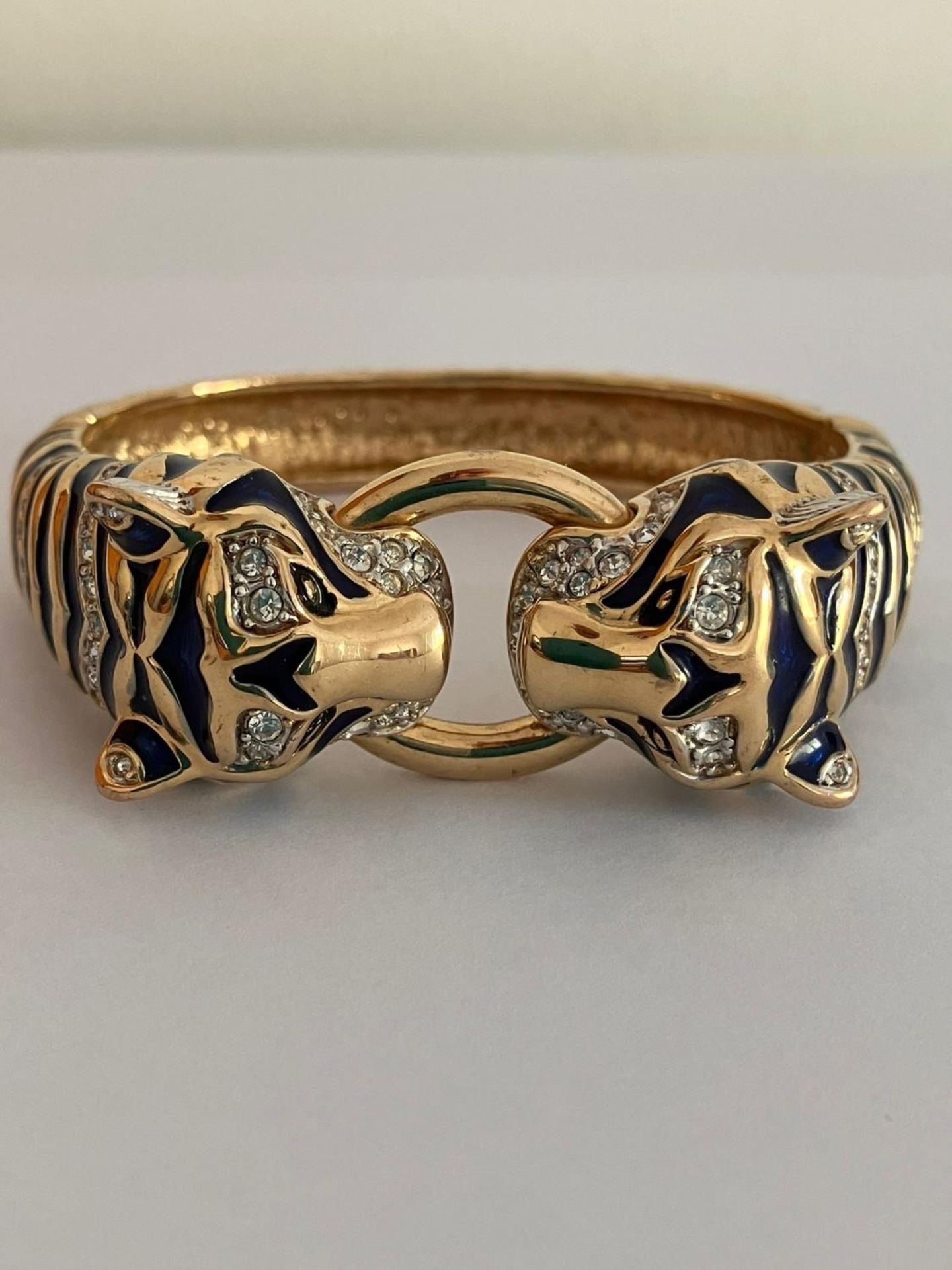 Vintage ‘Duchess of Windsor’ LEOPARD BANGLE. Heavily decorated with blue enamel and clear gemstones. - Bild 3 aus 3