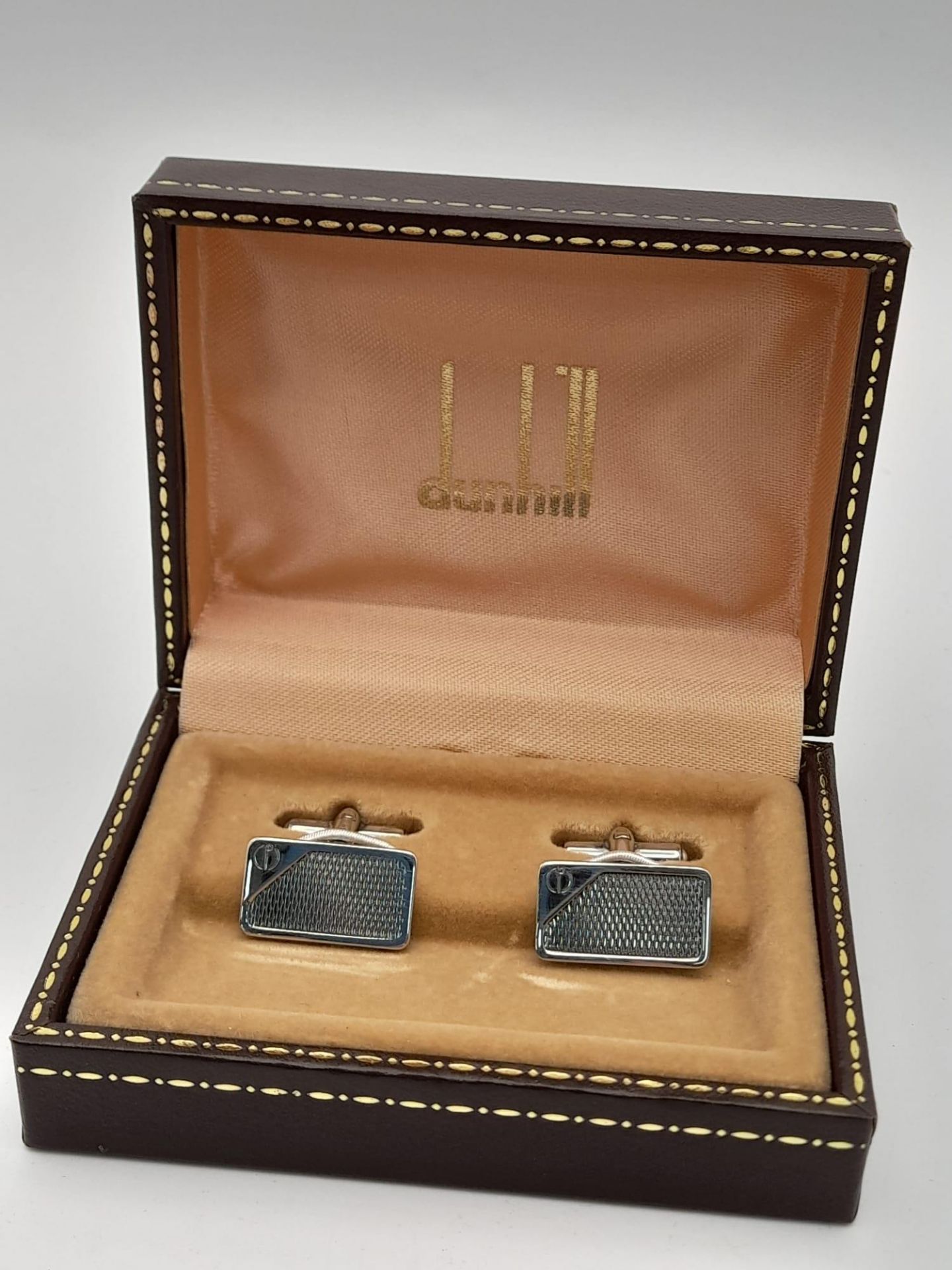 A Pair of Hallmarked 1985 Sterling Silver Cufflinks by Dunhill in their original presentation box. - Bild 7 aus 13