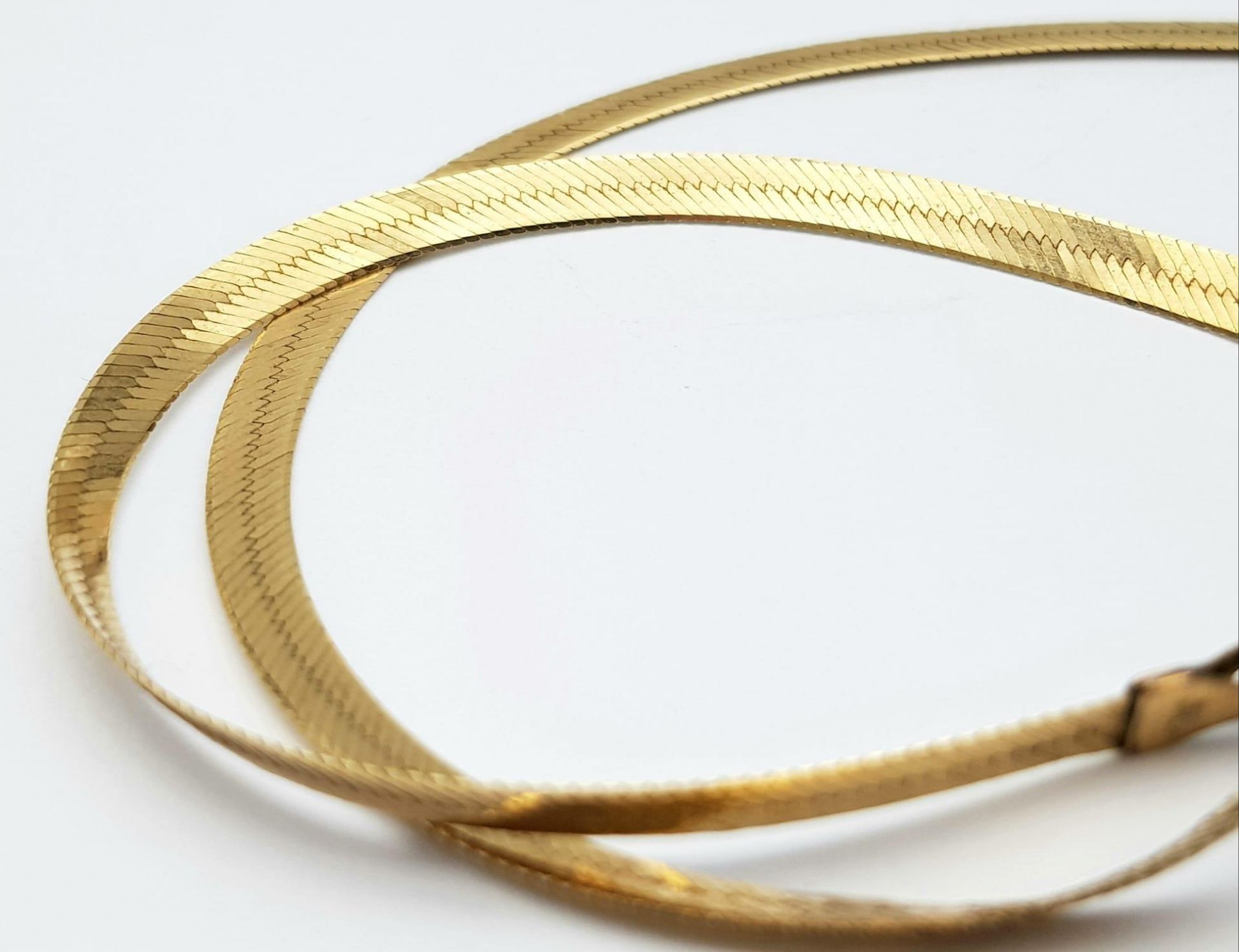 An Italian 9K Yellow Gold Herringbone Necklace. 40cm. 4.6g weight. - Image 4 of 5