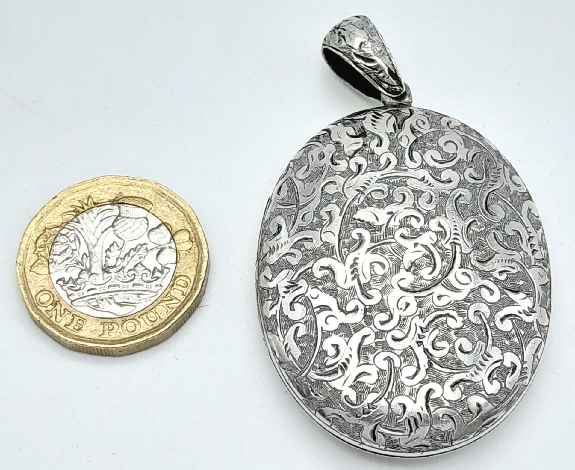 A large vintage sterling silver locket pendant with fabulous engravings. Total weight 22.2G. 6.5X3.5 - Bild 7 aus 7