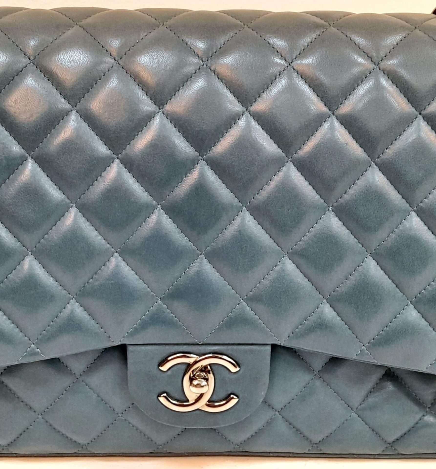 A Chanel Teal Jumbo Classic Double Flap Bag. Quilted leather exterior with silver-toned hardware, - Bild 3 aus 14