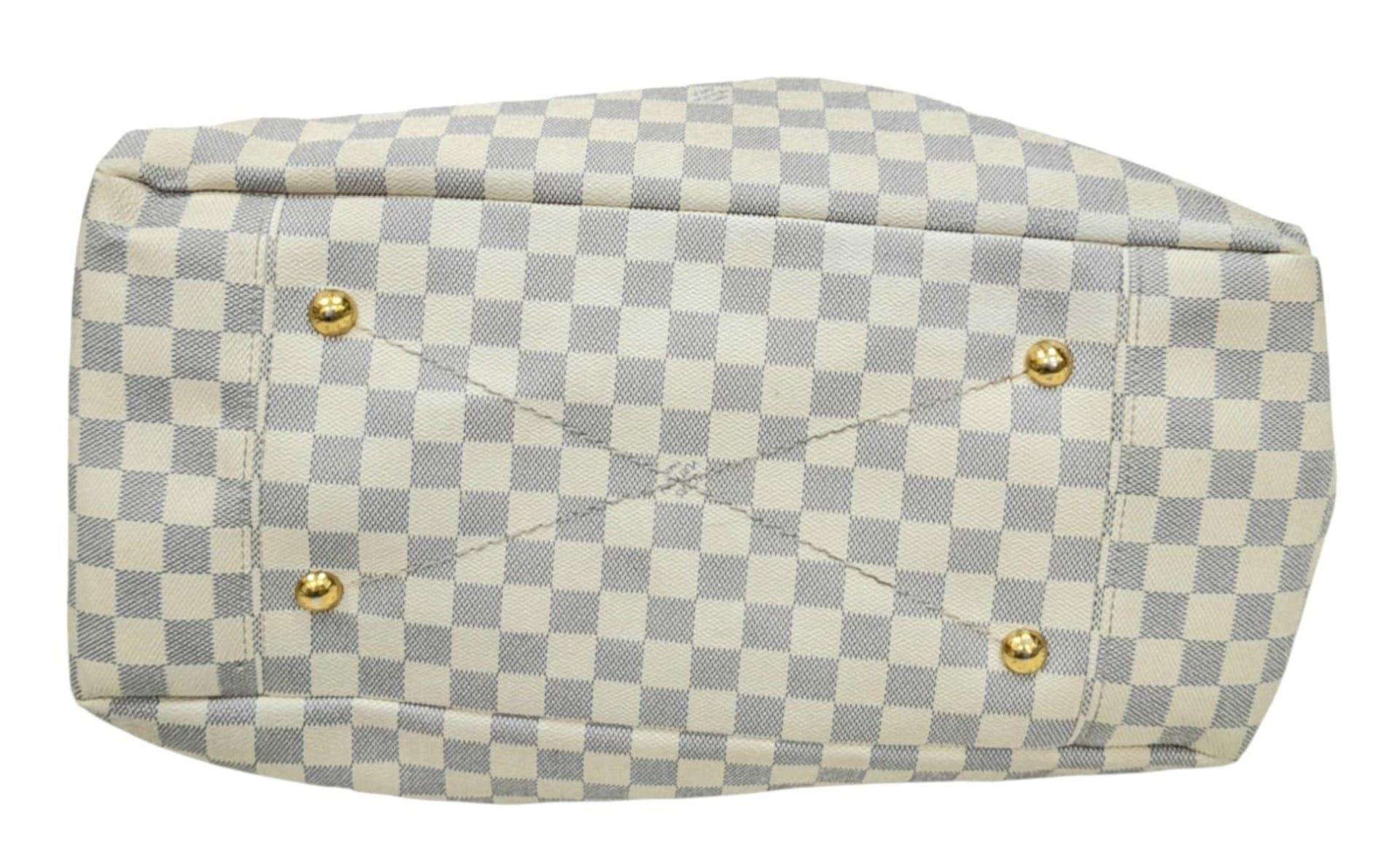 A Louis Vuitton Artsy Damier Azur Canvas Bag. Leather Exterior with Gold-tone Hardware, Short - Bild 4 aus 7