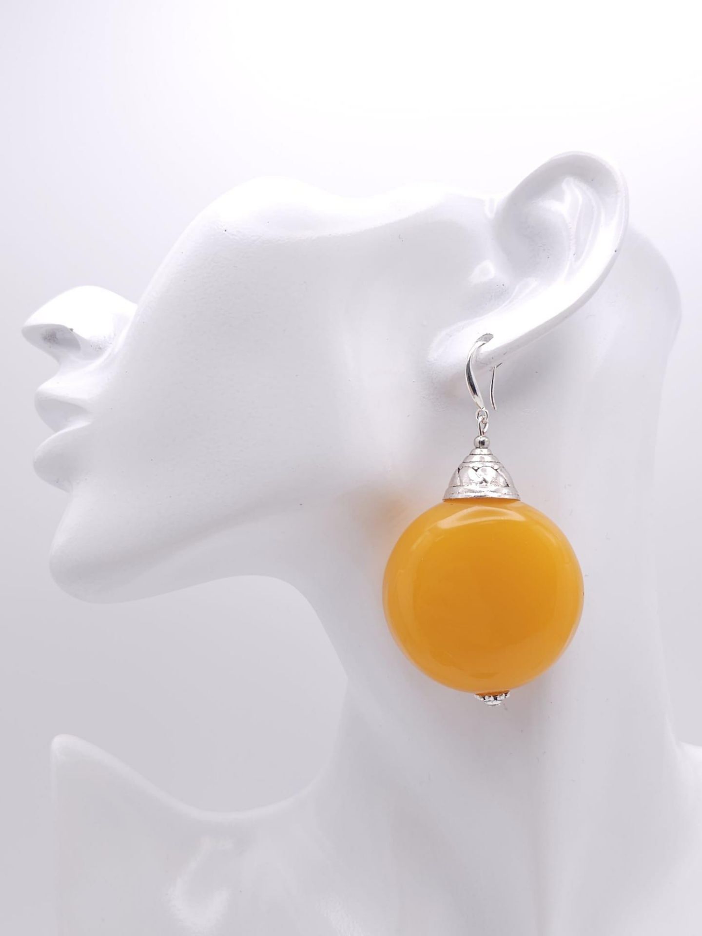 An Egg Yolk Amber Resin Necklace and Earrings Set. 46cm necklace. earrings - 5cm. - Bild 13 aus 13
