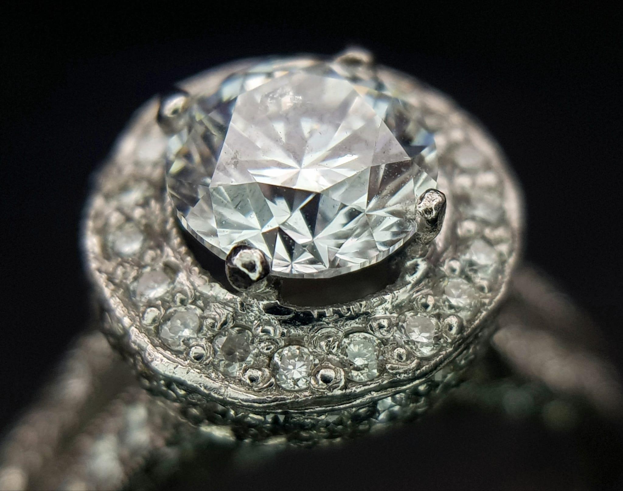 An 18 K white gold ring with a brilliant cut diamond (1.01 carats) surrounded by diamonds on the top - Image 10 of 22