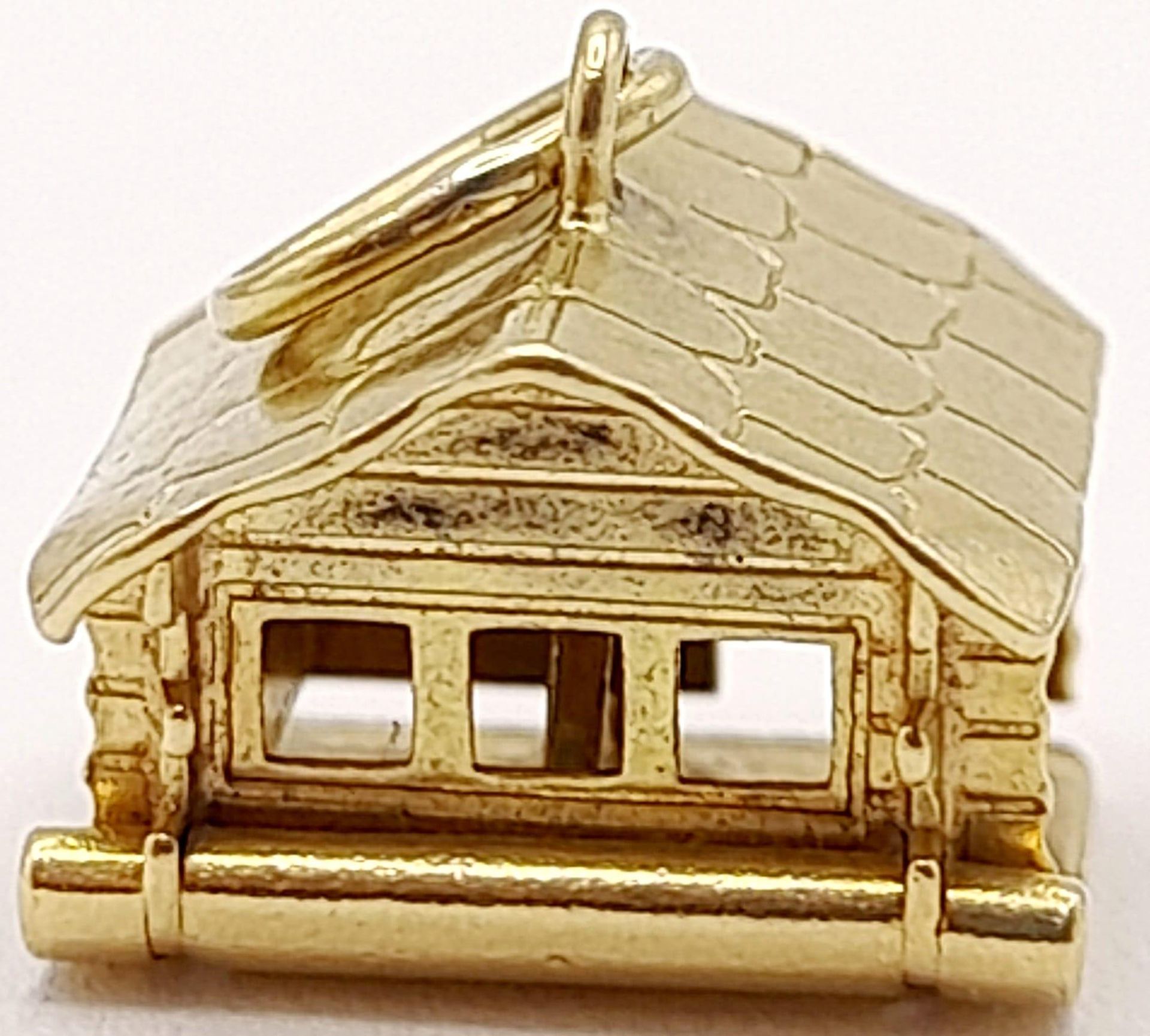 A 9K Yellow Gold Detached House! Pendant/Charm. 2.9g - Image 5 of 11