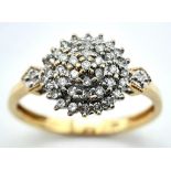 A 9K YELLOW GOLD DIAMOND SET CLUSTER RING. 0.25CTW. 2.2G. SIZE Q.