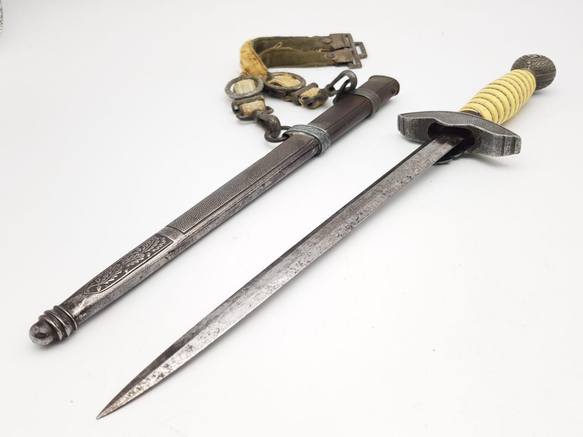 A German Nazi Luftwaffe (2nd Model) Dagger. The dagger has a maker's mark of Ernst Pack of - Bild 2 aus 10