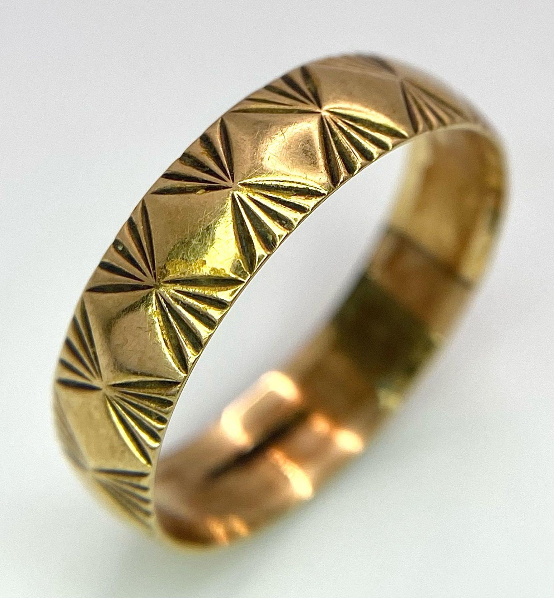 A Vintage 9K Yellow Gold Band Ring with Geometric Pattern Decoration. 6mm width. Size R. 2.1g