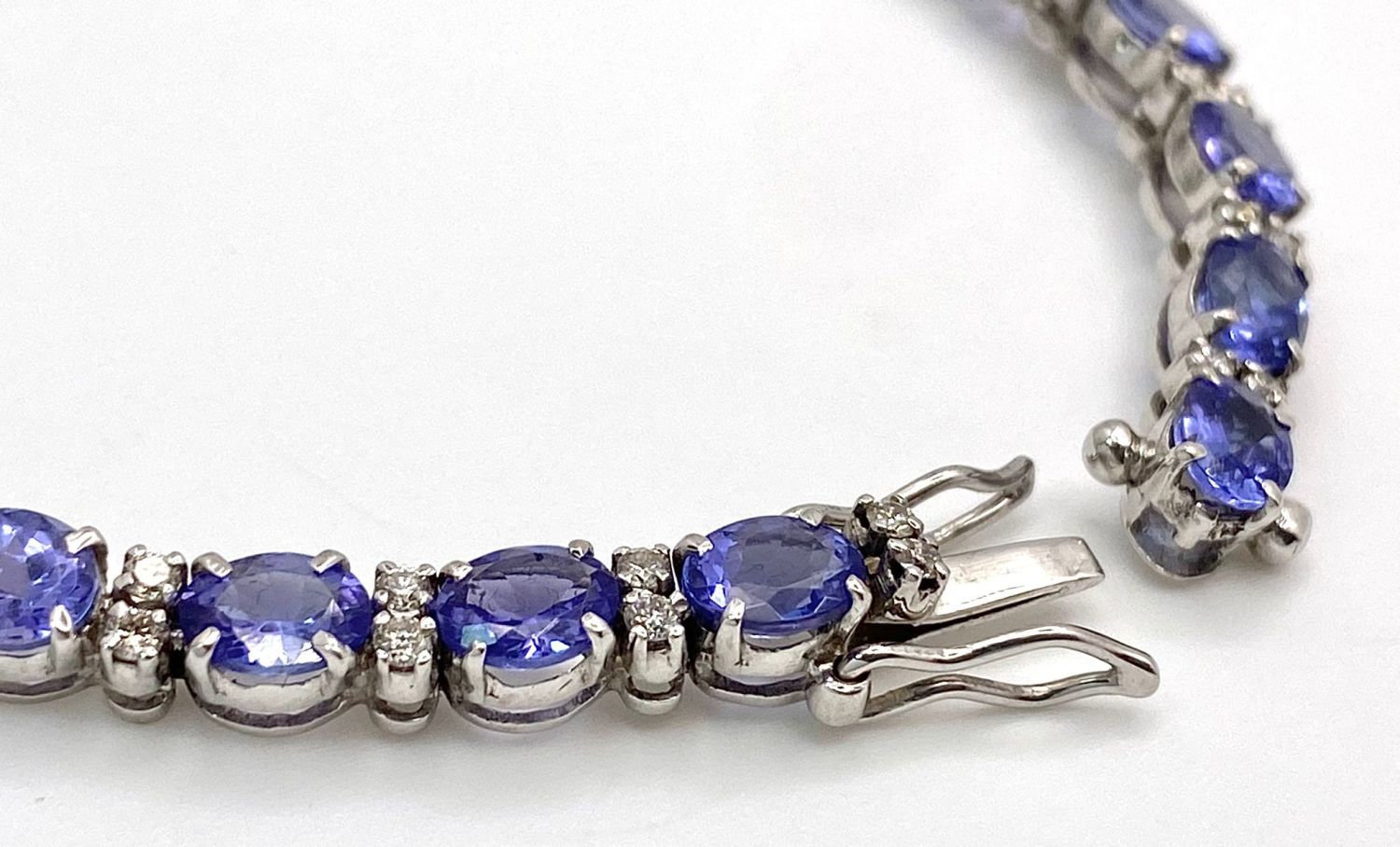 A spectacular 18 K white gold bracelet with oval cut tanzanite gems and round cut diamonds. - Image 9 of 16