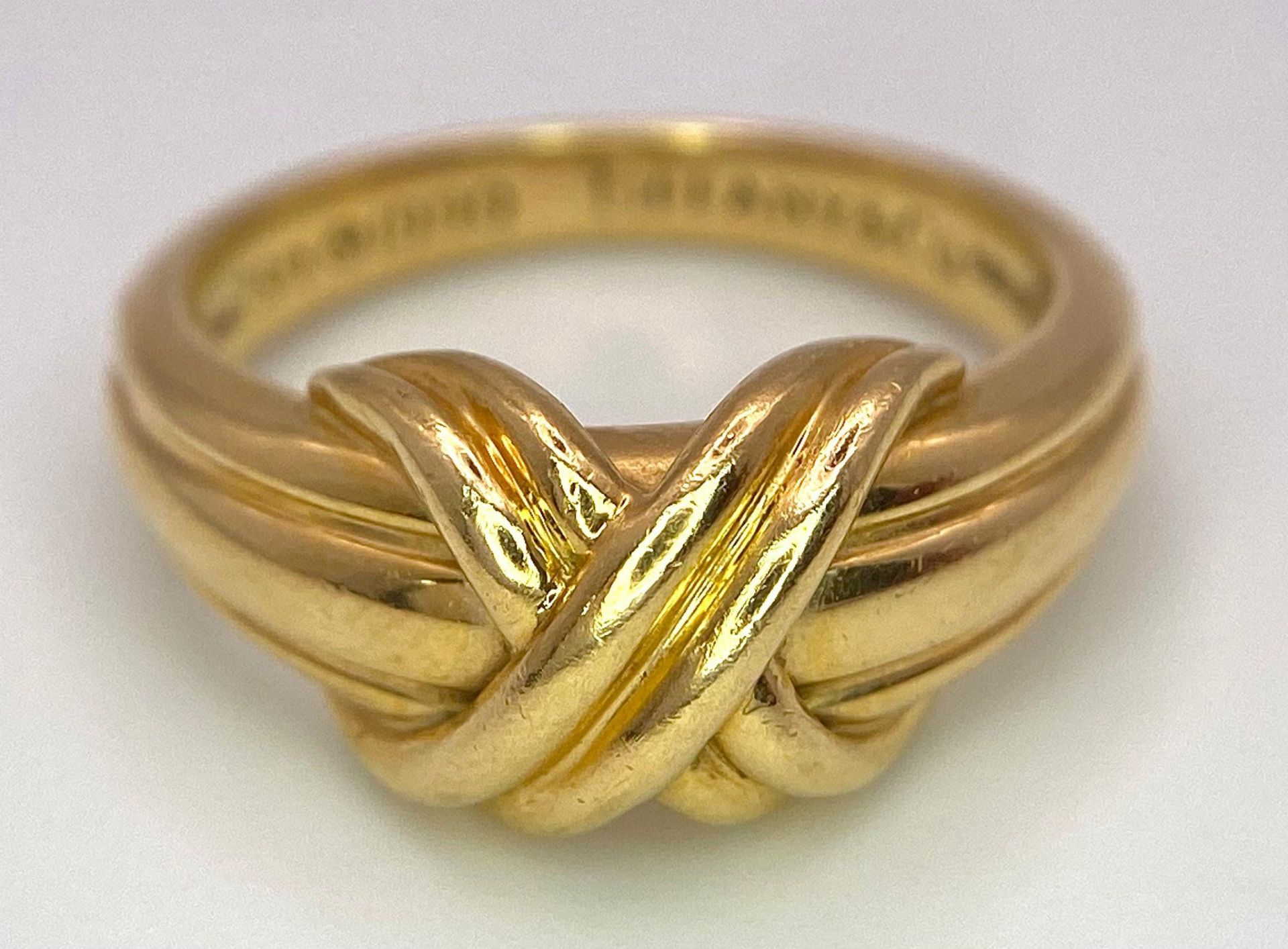 A Beautiful Tiffany and Co. 18K Gold Love Ring. Tiffany and co. markings. Size N. 7.2g weight. - Bild 5 aus 10