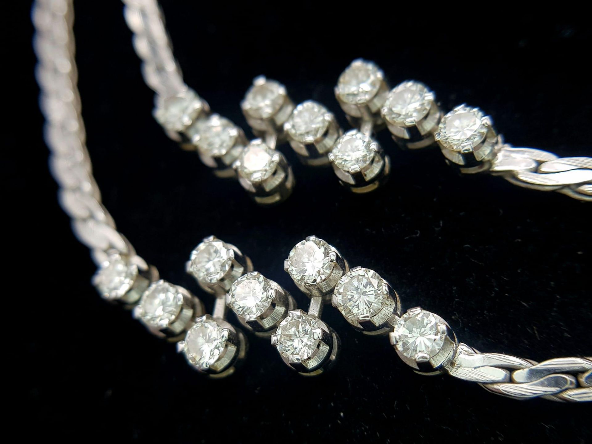 A Beautiful 14K White Gold and Diamond Two Row Necklace. 18 diamonds - 3.6ctw of brilliant round cut - Bild 3 aus 17